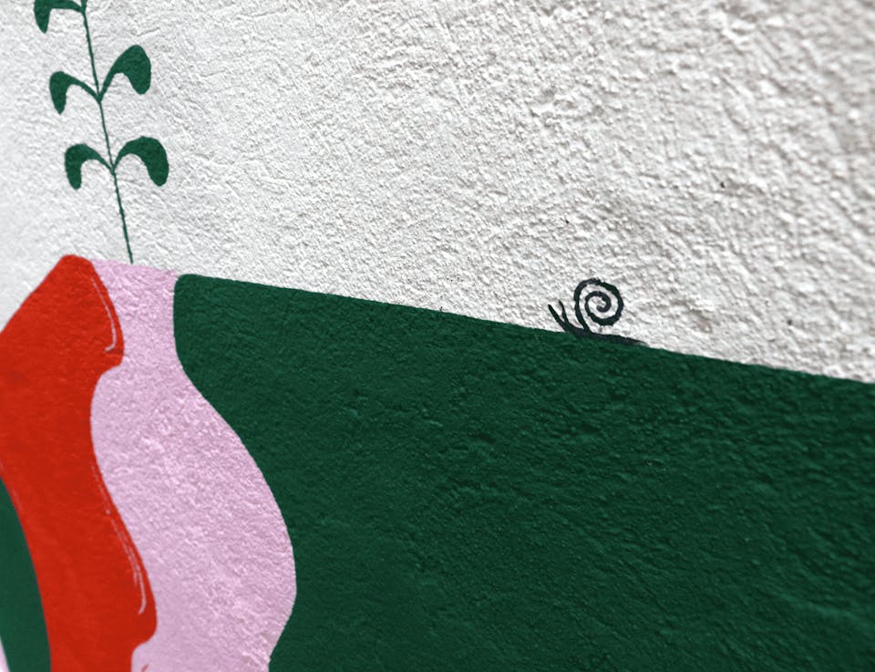 Détails de la peinture murale d'entrée de la ville de Loudéac, arborant un petit escargot