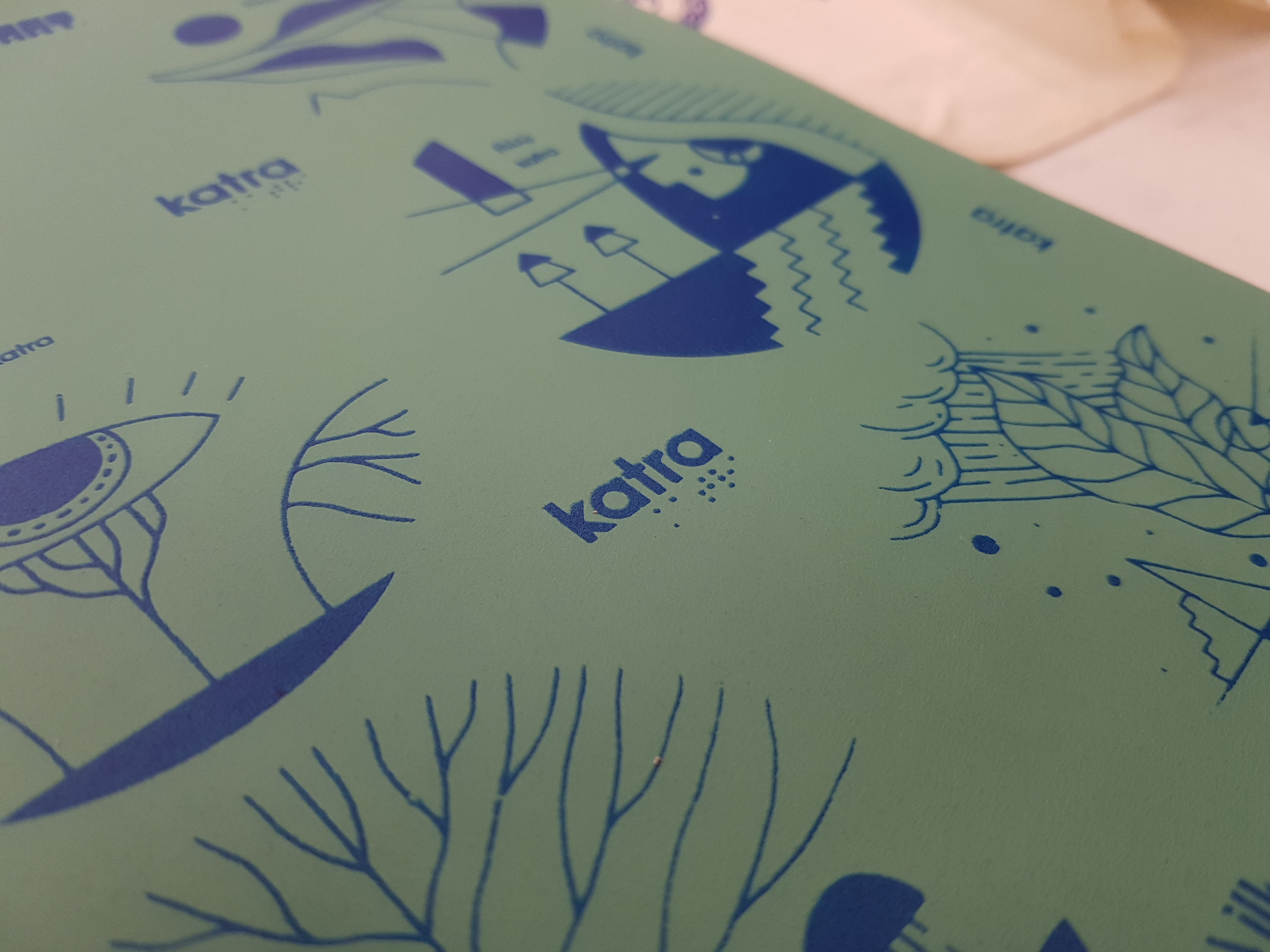 Gros plan sur des chutes de cuir arborant des illustrations de l'agence de design graphique Studio Katra sur le thème du cubisme..