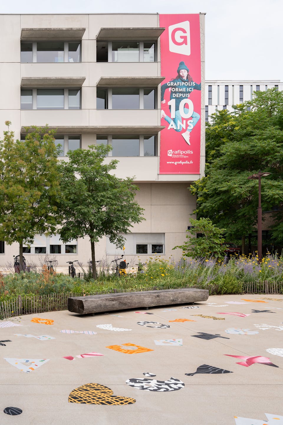 L'établissement Grafipolis, jonchée des motifs de l'œuvre "Le Champ des Signes", réalisée en collaboration avec le Studio Katra dans le cadre du parcours inter-écoles du Voyage à Nantes.