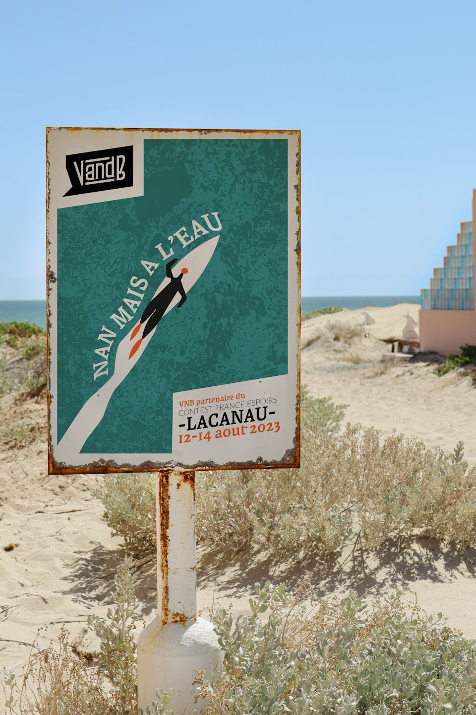 Mockup d'un panneau en bord de mer, basé sur la nouvelle identité visuelle du groupe V and B. On y voit un surfeur glissant sur l'eau, ainsi que l'inscription "Nan mais à l'eau".