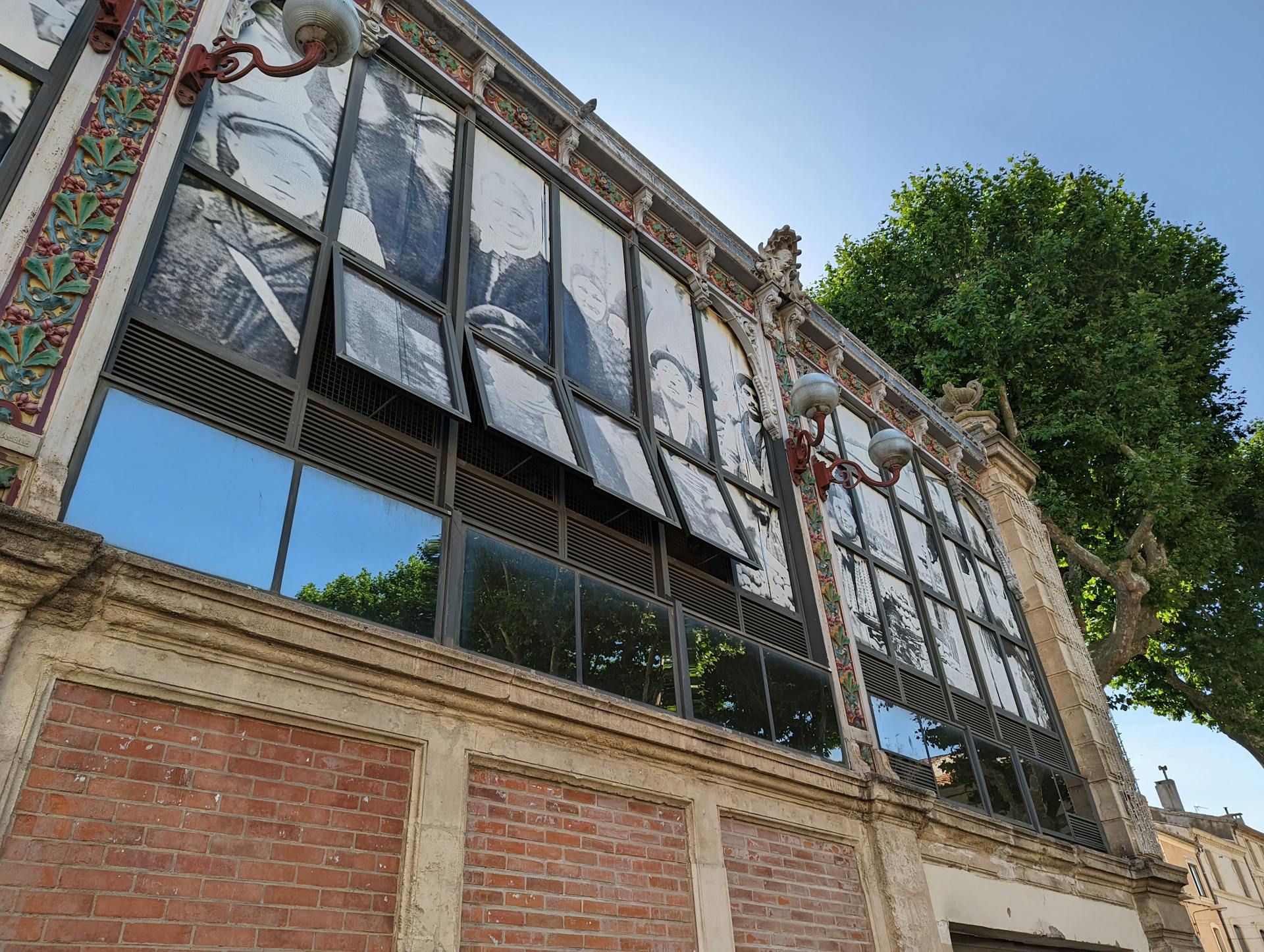 Les grandes vitres des halls de Narbonne, représentant une partie de son patrimoine historique.