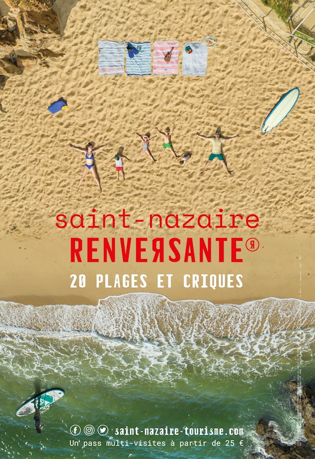 Affiche de la campagne de communication 2022 de Saint-Nazaire. Photo d'une famille allongée sur le sable, prise du ciel.
