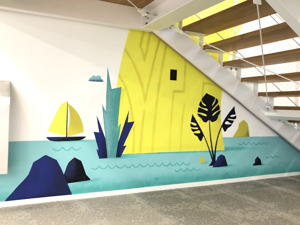 L'agence de design graphique nantaise Studio Katra illustre une cage d'escalier grâce à une peinture murale de rivage.