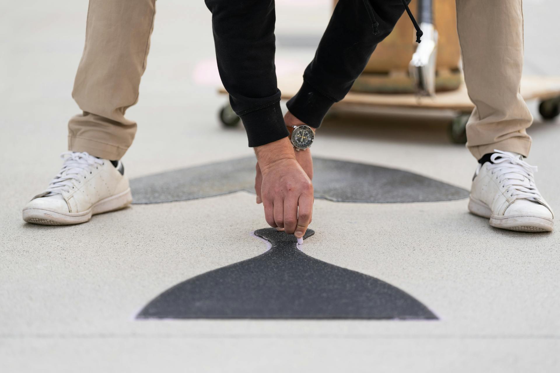 Traçage de formes au sol dans le cadre du projet collaboratif du Champ des Signes, réalisé par Naoned Enseignes.