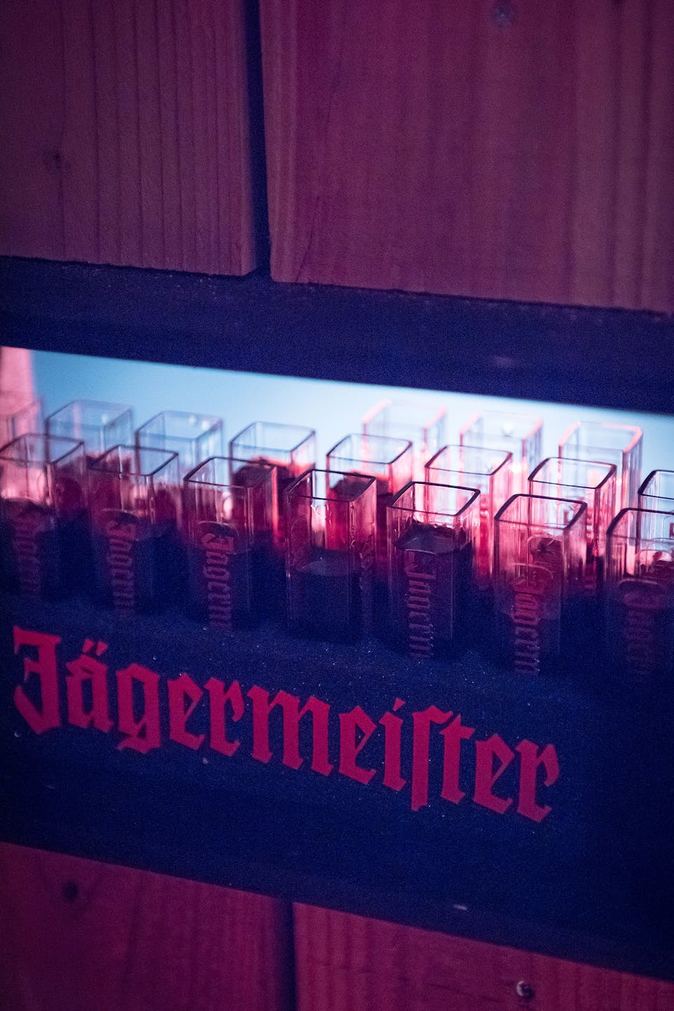 Un plat à shooters Jägermeister, conçu par l'agence de design Studio Katra.