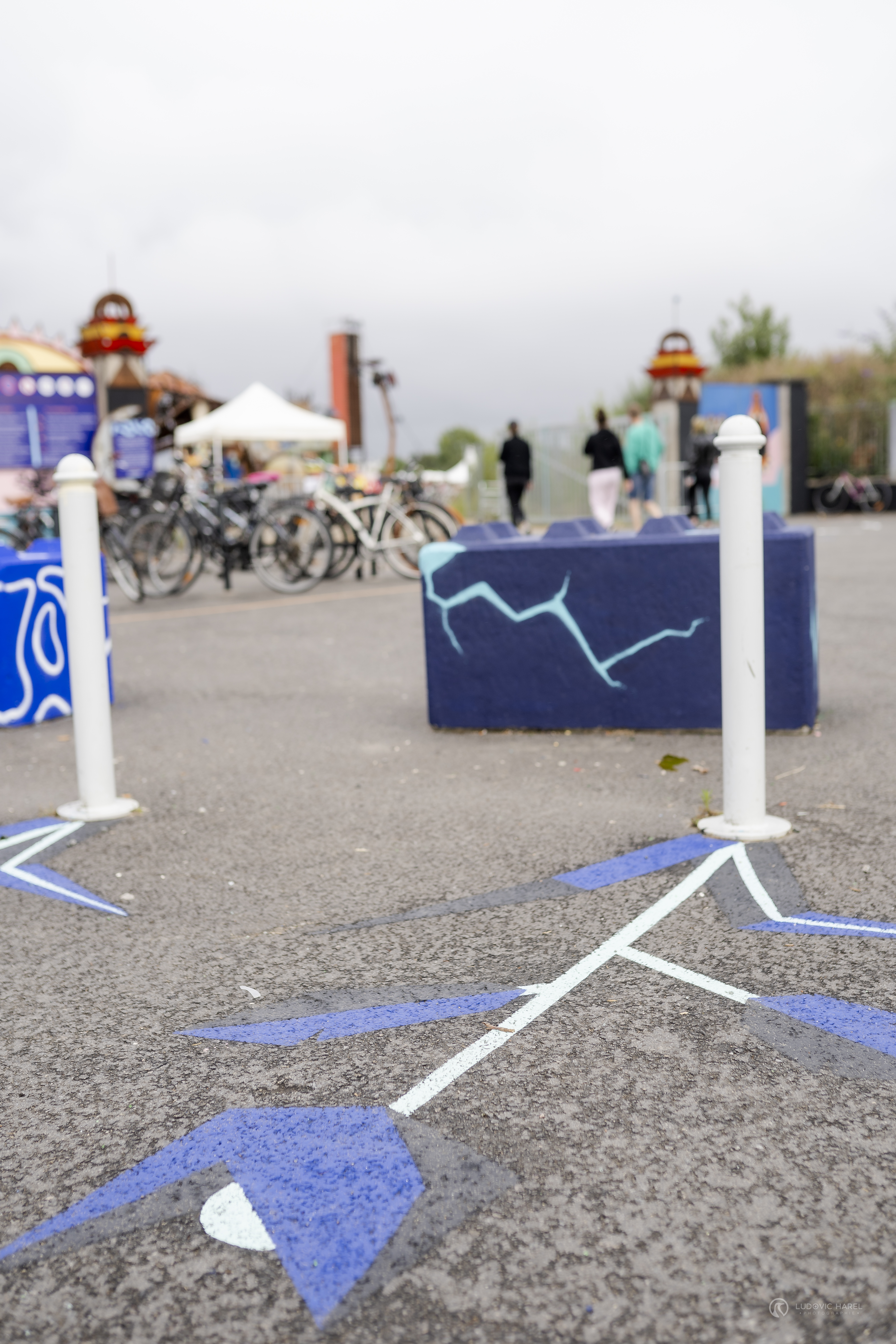 Entrée de la zone libre d'art de Transfert, parsemée de blocs de bétons aux couleurs de l'événement.