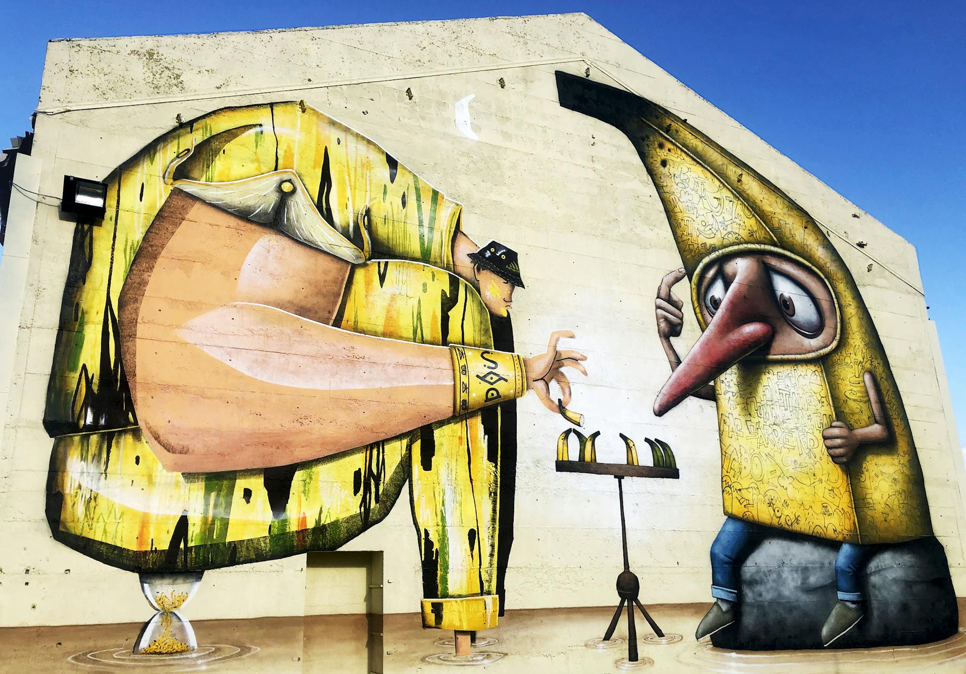 Une fresque murale extérieure réalisée sur le hangar à bananes de l'Île de Nantes par Ador et le Studio Katra.