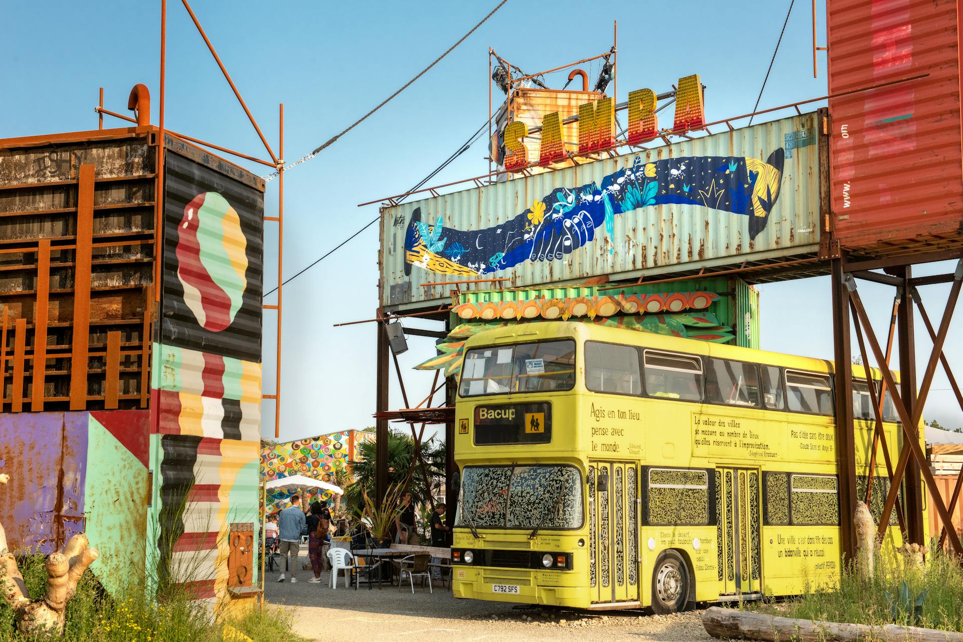 Une fresque murale extérieure réalisée par le Studio Katra sur l'un des conteneurs de Transfert.