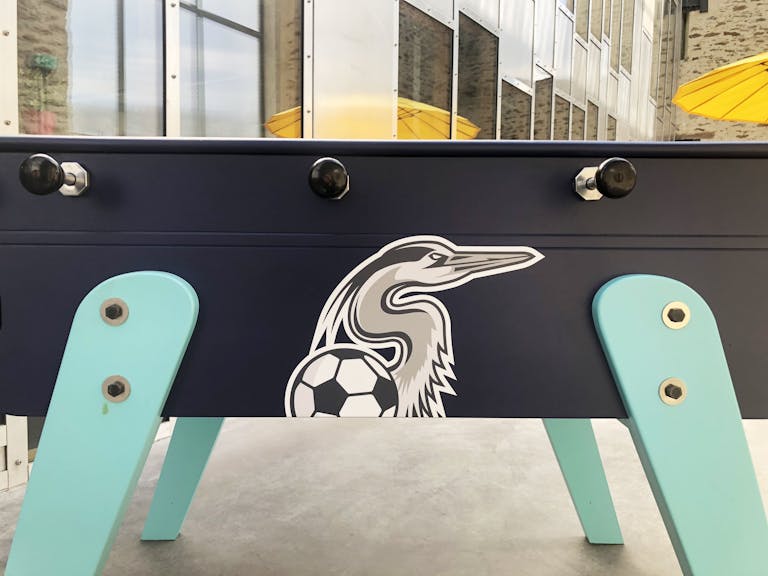 Le babyfoot de l'entreprise se part de sa nouvelle identité de marque.