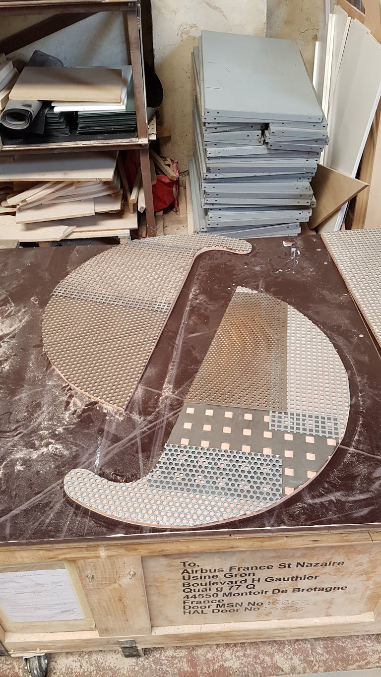 Plan singulier sur la lettre S de l'enseigne de l'événement SPOT lors de sa fabrication.