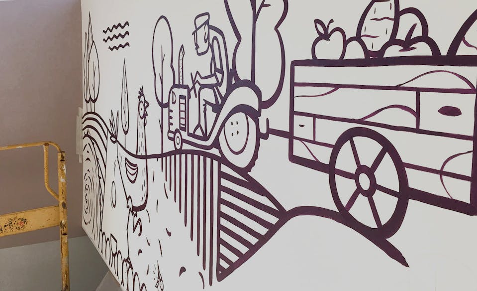 Illustrations d'une poule et d'un fermier sur son tracteur présentent sur une peinture murale.