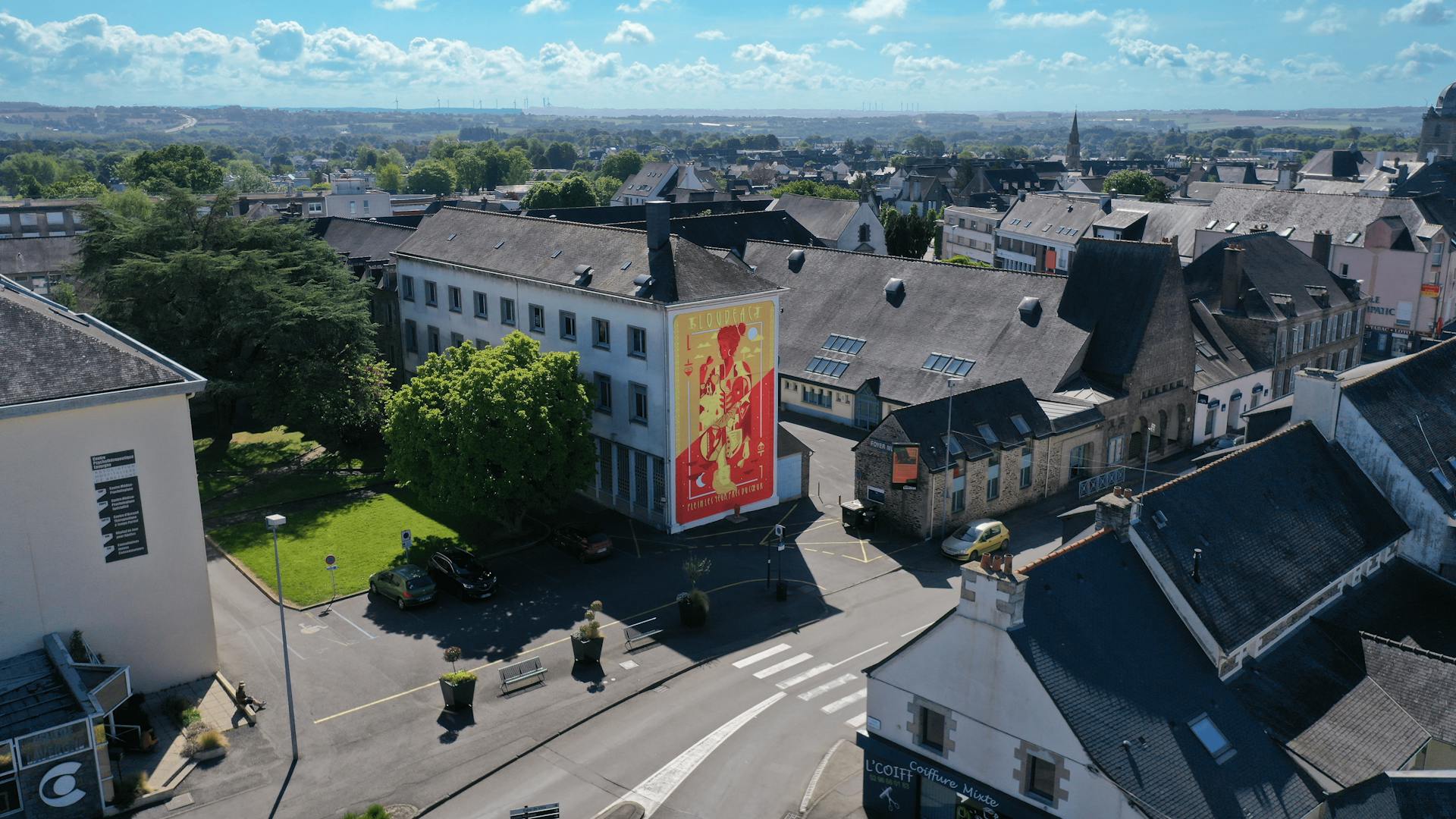 La fresque de Loudéac "Plein les yeux, près du cœur, vue du ciel.