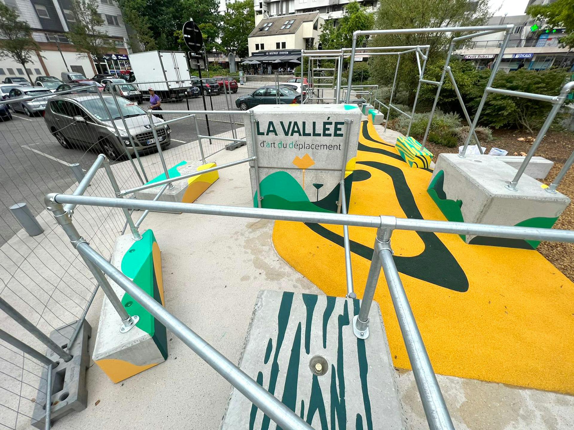 La Vallée de l'Art du Déplacement à Ervy-Courcouronnes, faîte de blocs de bétons et de barres métalliques.