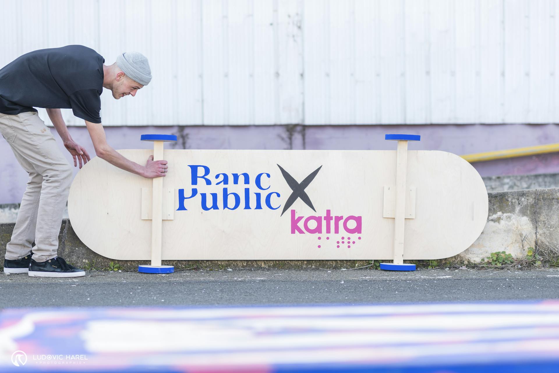 Un skateboard géant DIY, réalisé par les équipes de Banc Public Skatestore, la communauté de skateboard nantaise, et l'agence de design Studio Katra.