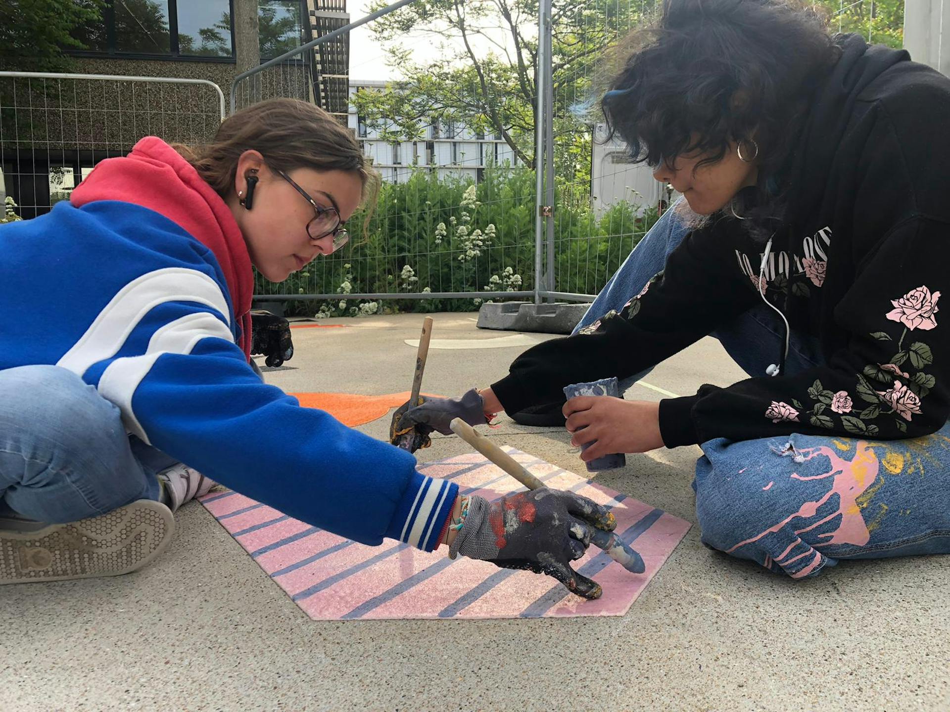 Peinture d'un glyphe par les élèves de la Joliverie lors du parcours inter-écoles réalisé en collaboration avec l'agence de design Studio Katra.