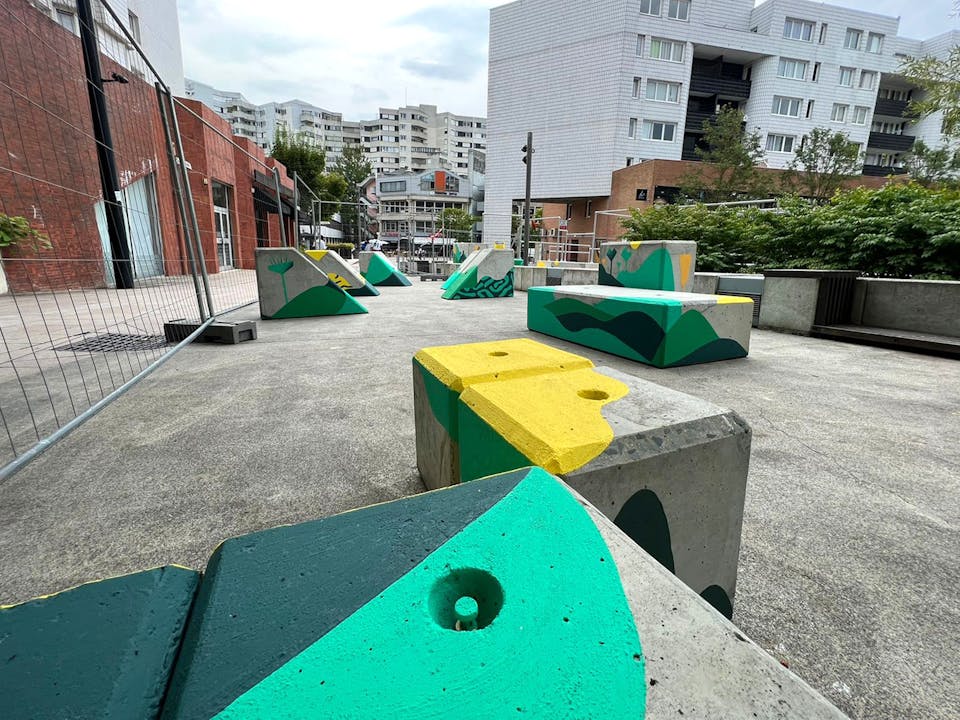 Des blocs de béton peints aux couleurs d'Evry-Courcouronnes, une identité graphique établie par l'agence de design Studio Katra.