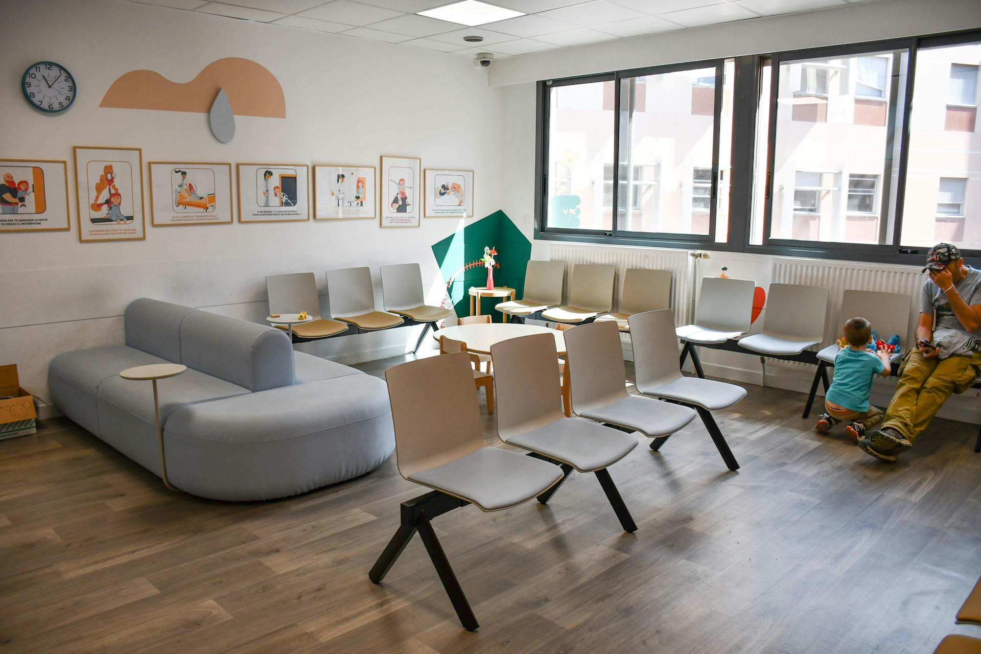 La nouvelle salle d'attente des urgences pédiatriques du CHU de Montpellier, mise en place par l'agence de design d'espace Studio Katra.