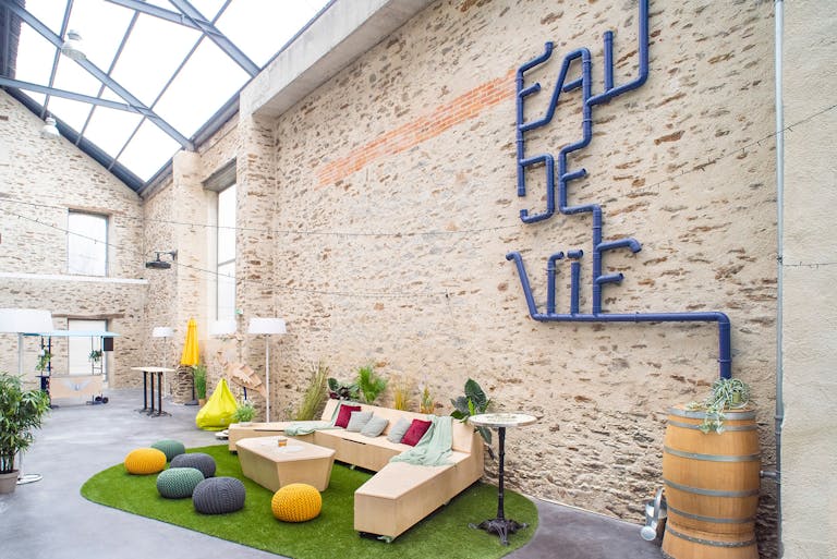 Espace de détente, assises et coussins conçus pour la scénographie des locaux de Valeuriad.