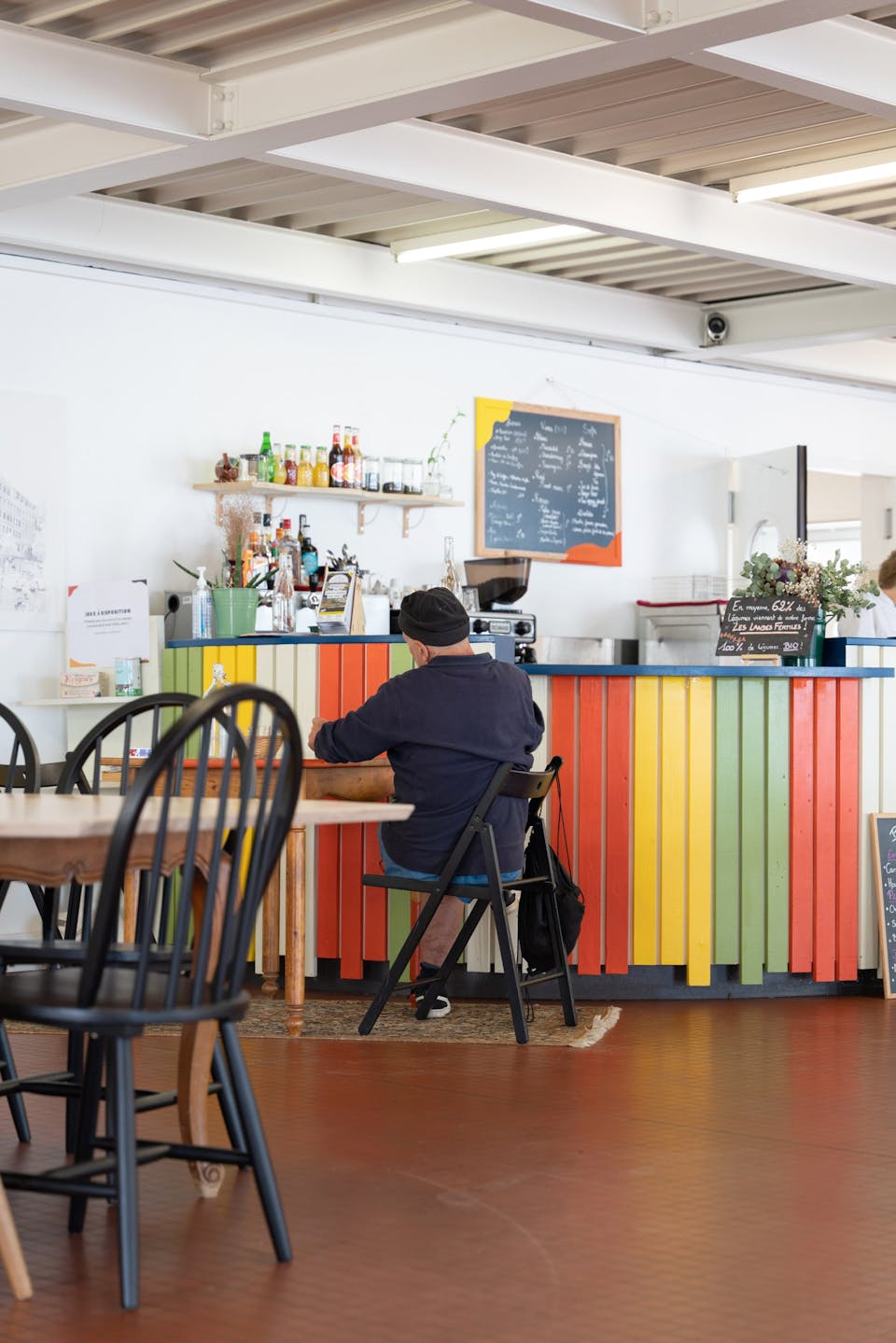 Une personne assise au comptoir du bar du design d'espace de Labo Diva.