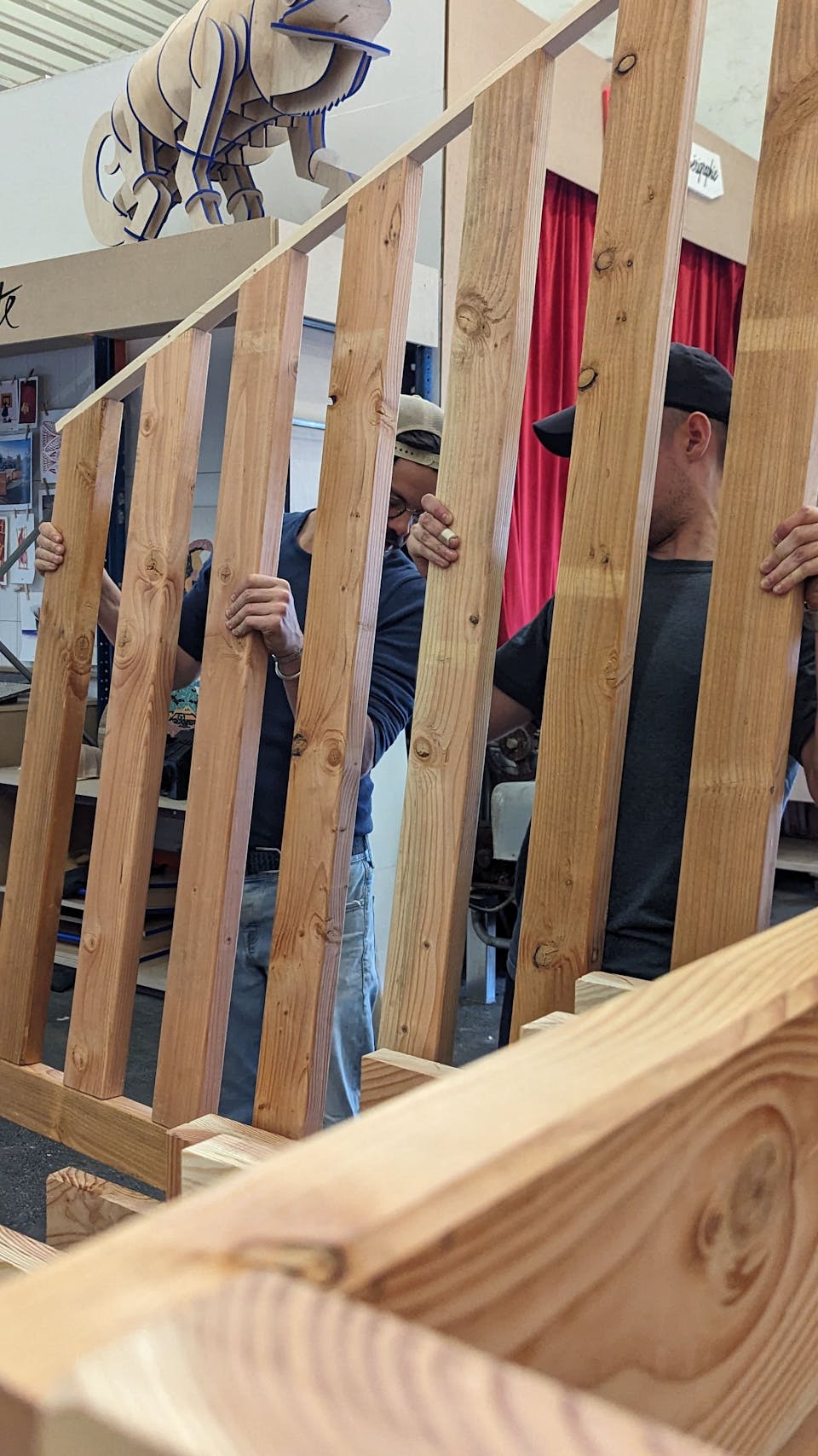 Fabrication au sein des ateliers du FAAT d'un promontoire en bois par les équipes de designers du Studio Katra.