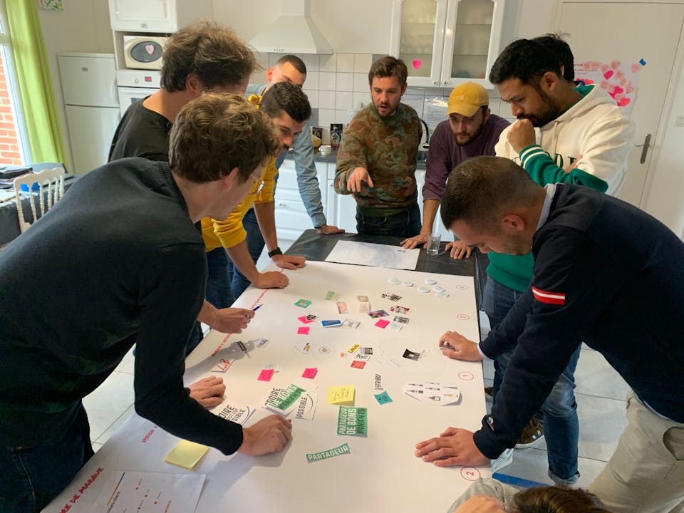 Les équipes des agences V and B, Sensipode et Studio Katra réalisent un atelier d'idéation lors de la création de la nouvelle charte graphique du groupe VAndB.