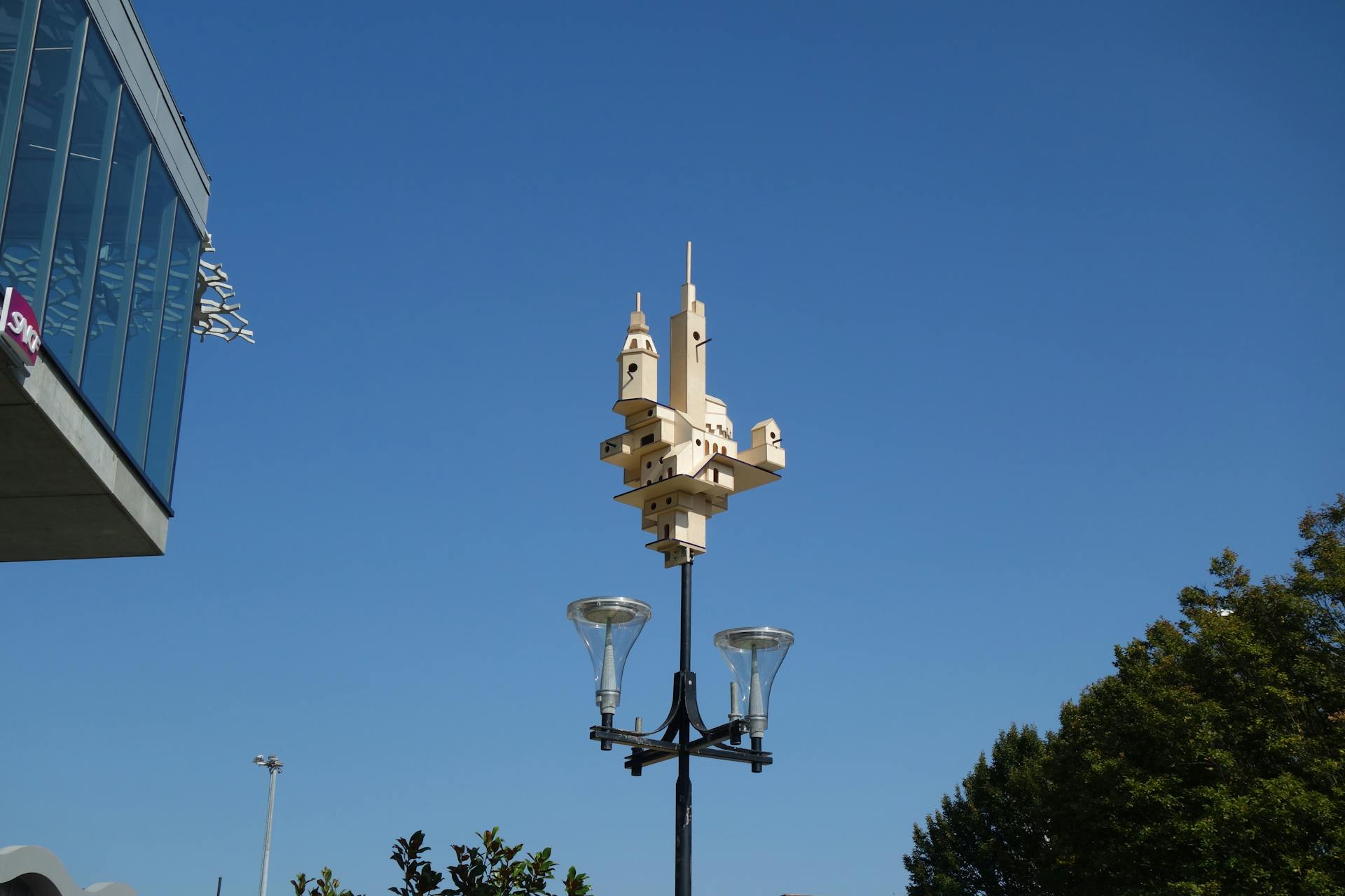 Le design produit du Studio Katra après son installation sur un lampadaire de la gare de Nantes.