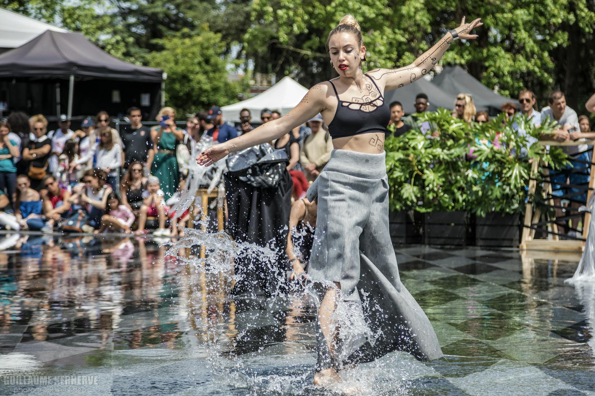 Jeune femme dansant au miroir d'eau lors du festival SPOT 2017 à Nantes.