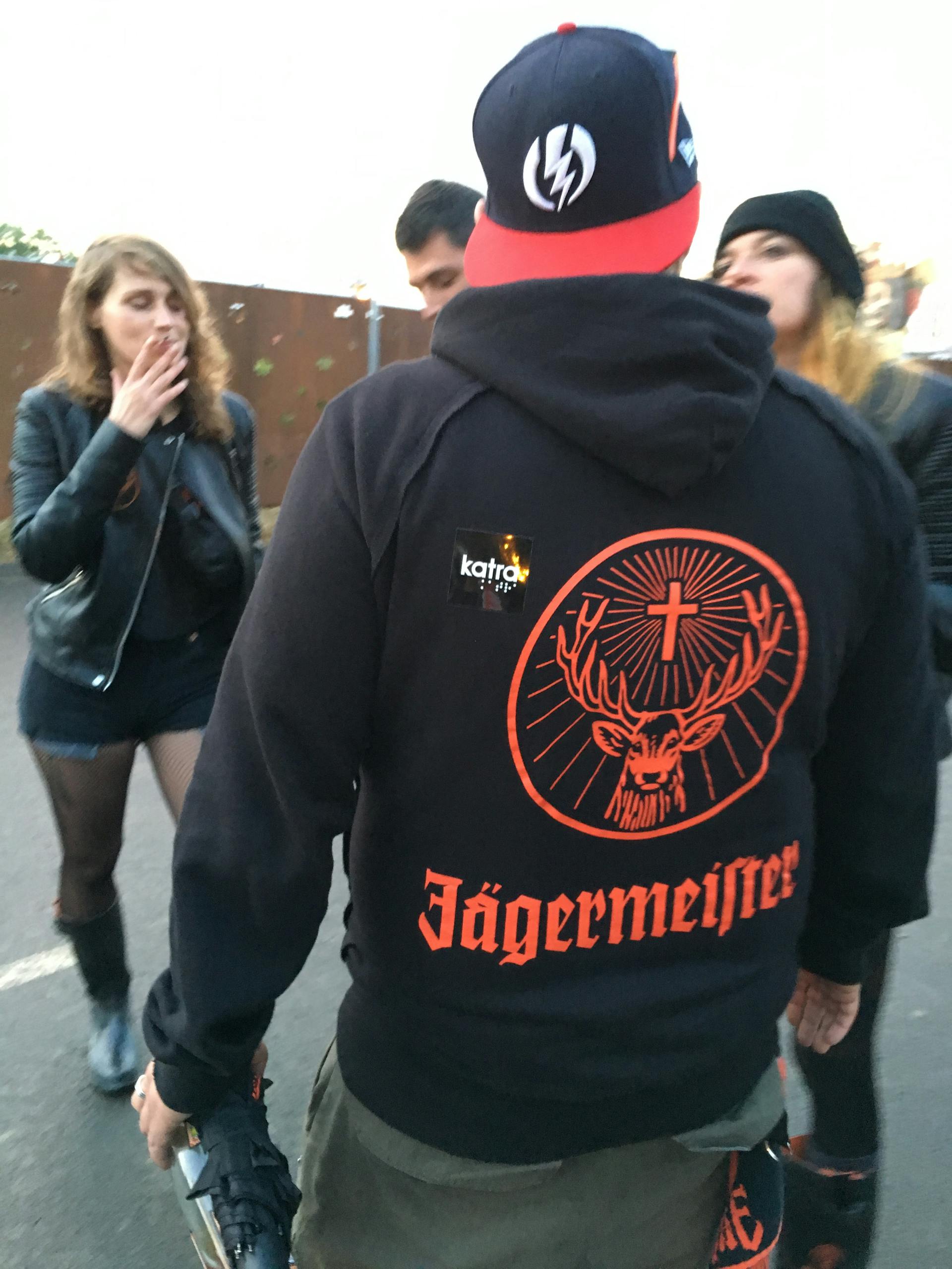 Un sticker au logo du Studio Katra, collé de manière humoristique dans le dos d'un membre de l'équipe Jägermeister.