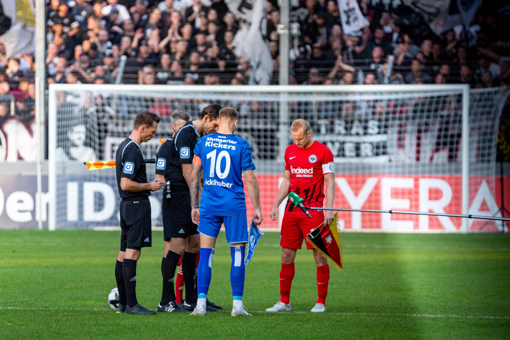 Abbrennen Von Pyrotrechnik Beim DFB-Pokalspiel Führt Zu Geldstrafe ...