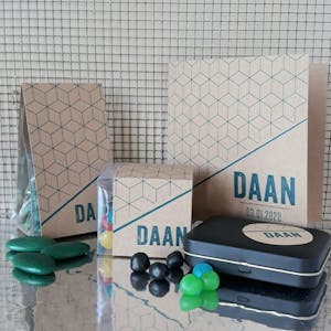 Geometrisch patroon voor doopsuiker en geboortekaartjes