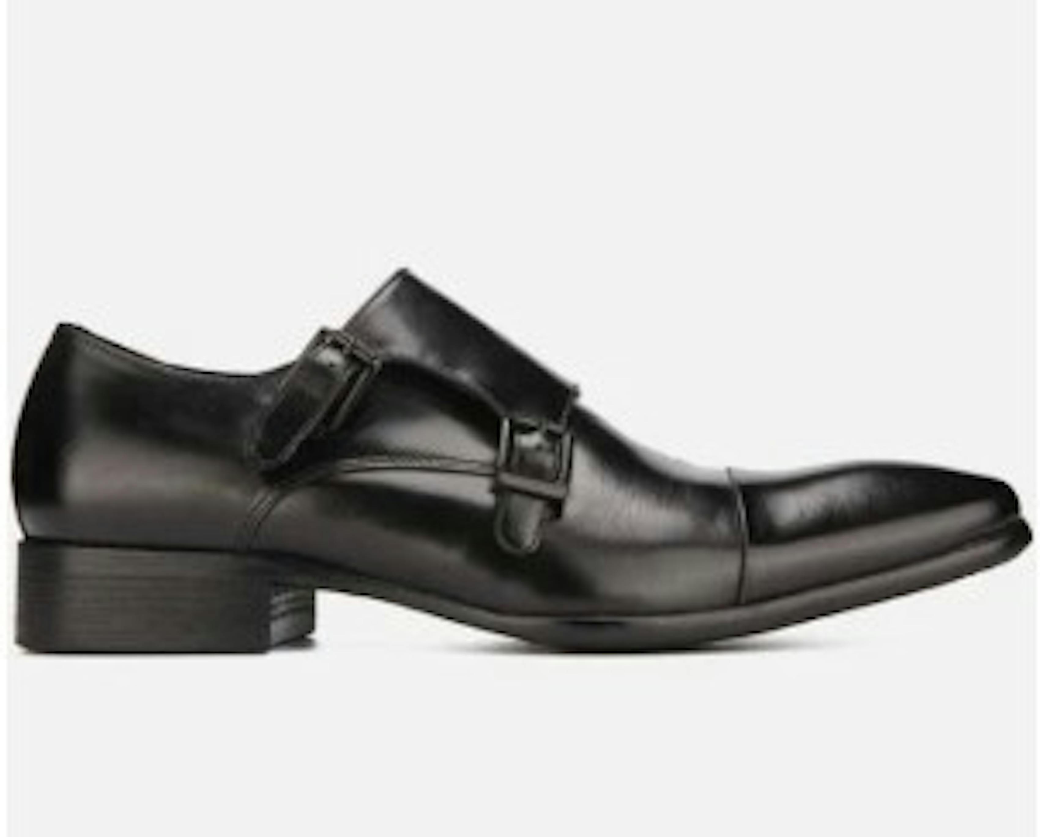 Guide to the types of shoes to wear with a tuxedo.