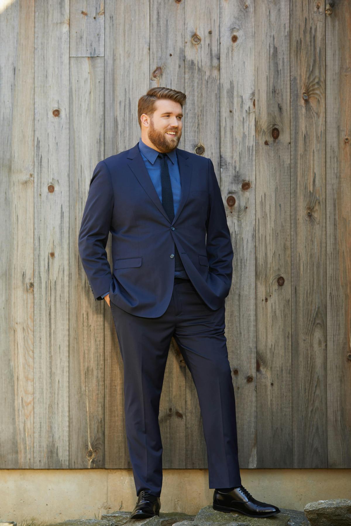 Men's navy blue suit outfit with black accessories and black dress shoes as men's style for work.