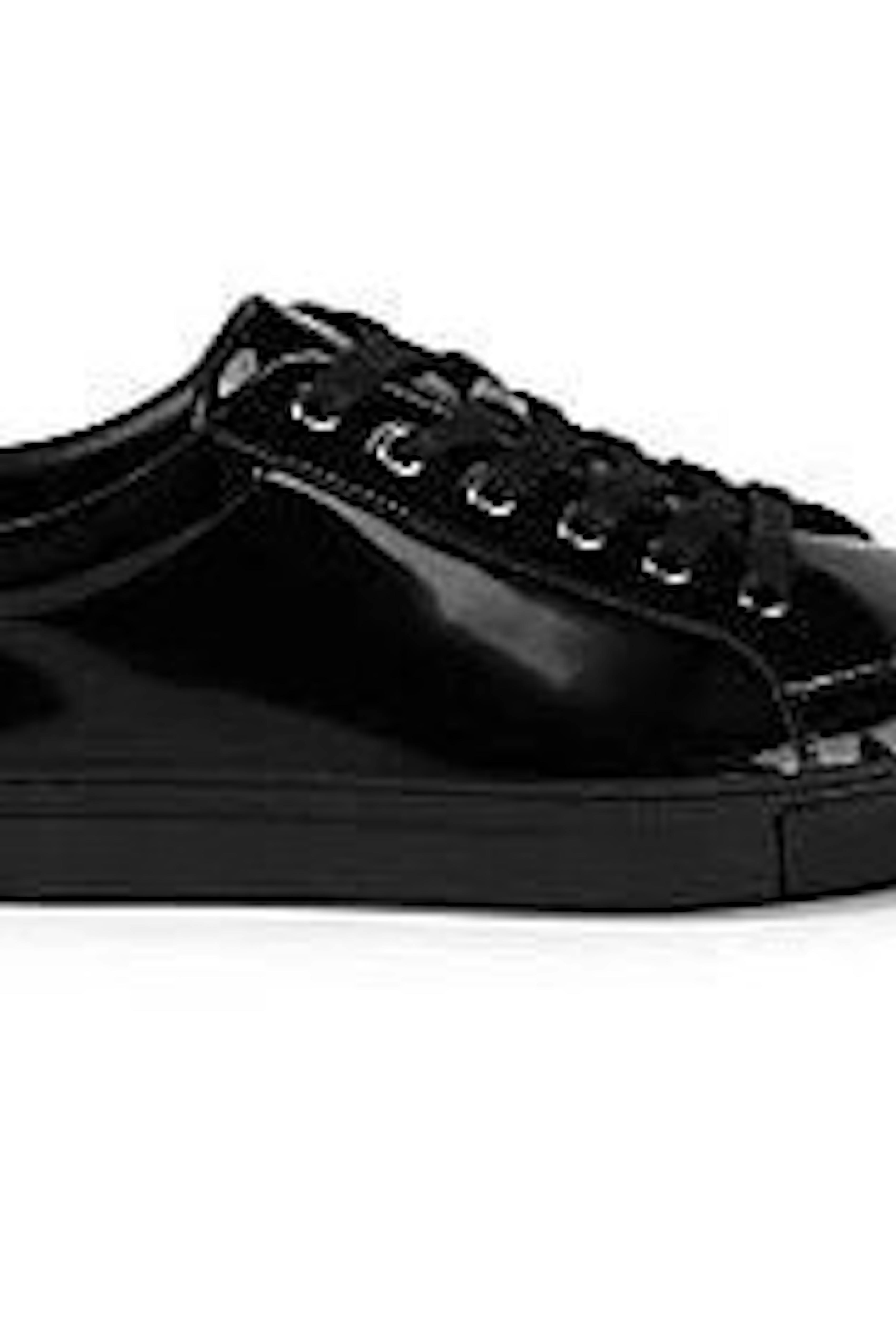 Guide to the types of shoes to wear with a tuxedo.