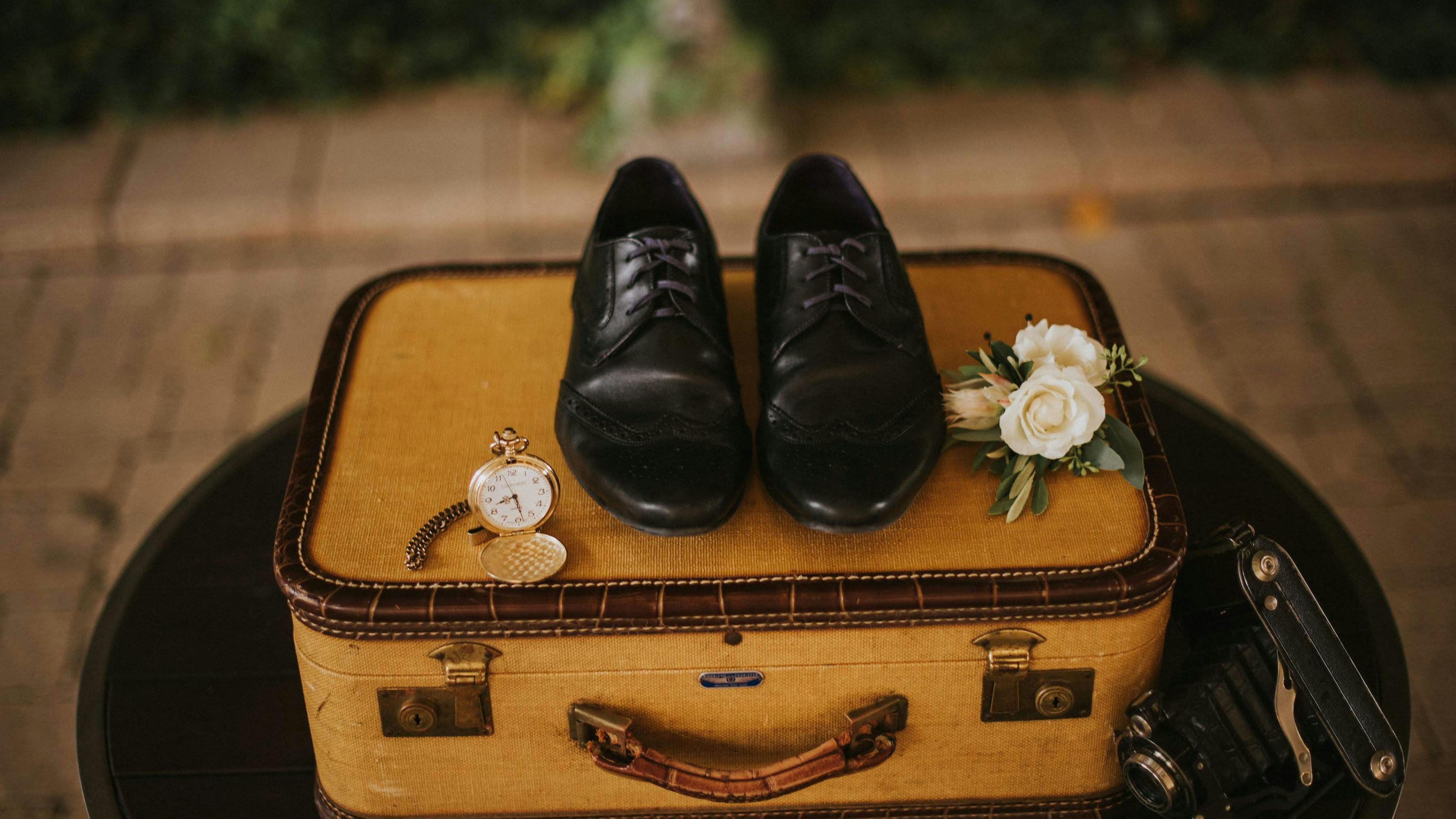 What do you need to pack for a wedding? Here is the ultimate wedding day packing list.