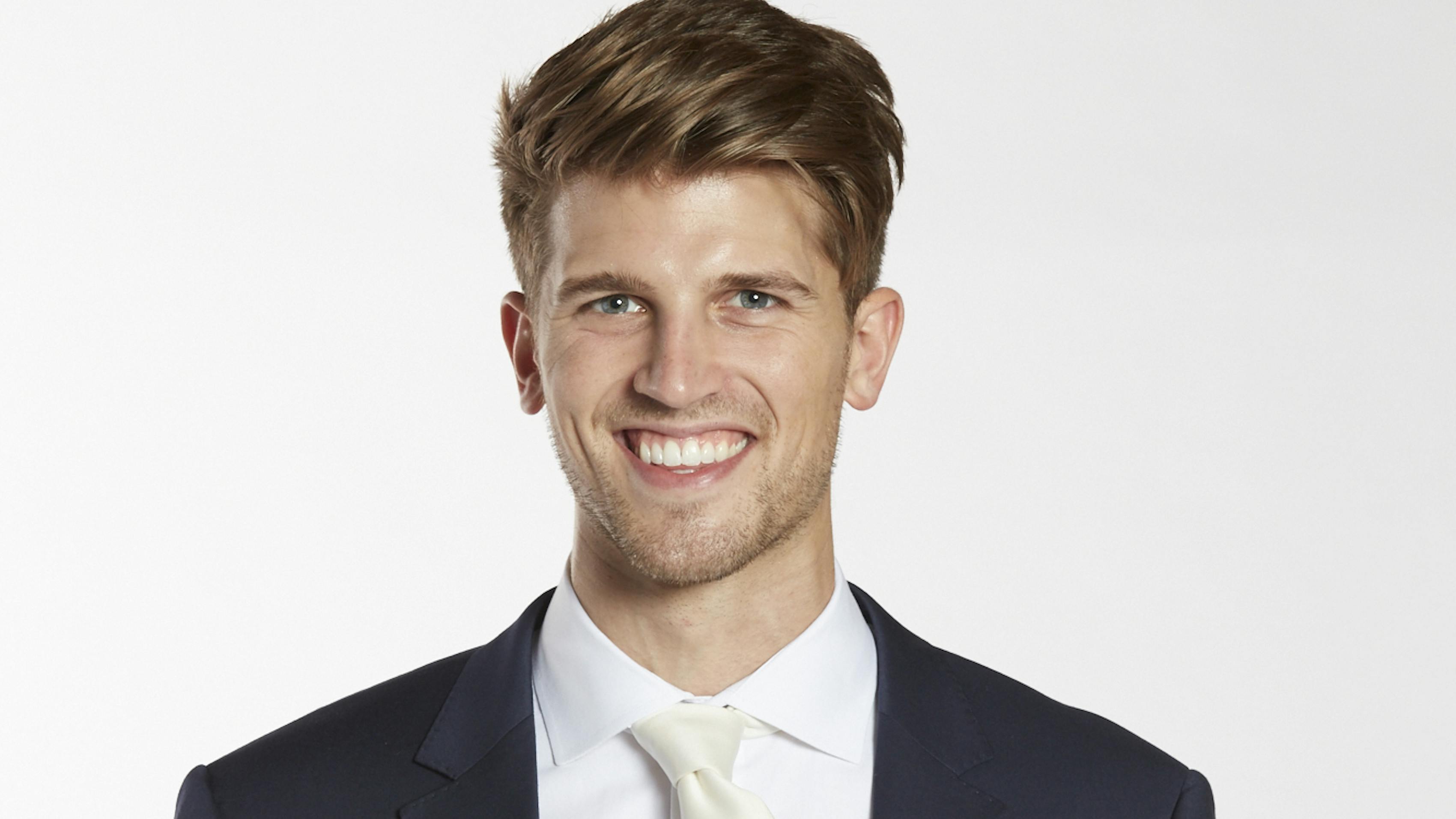 Men's wedding accessories_ how to wear tie bars with wedding suits