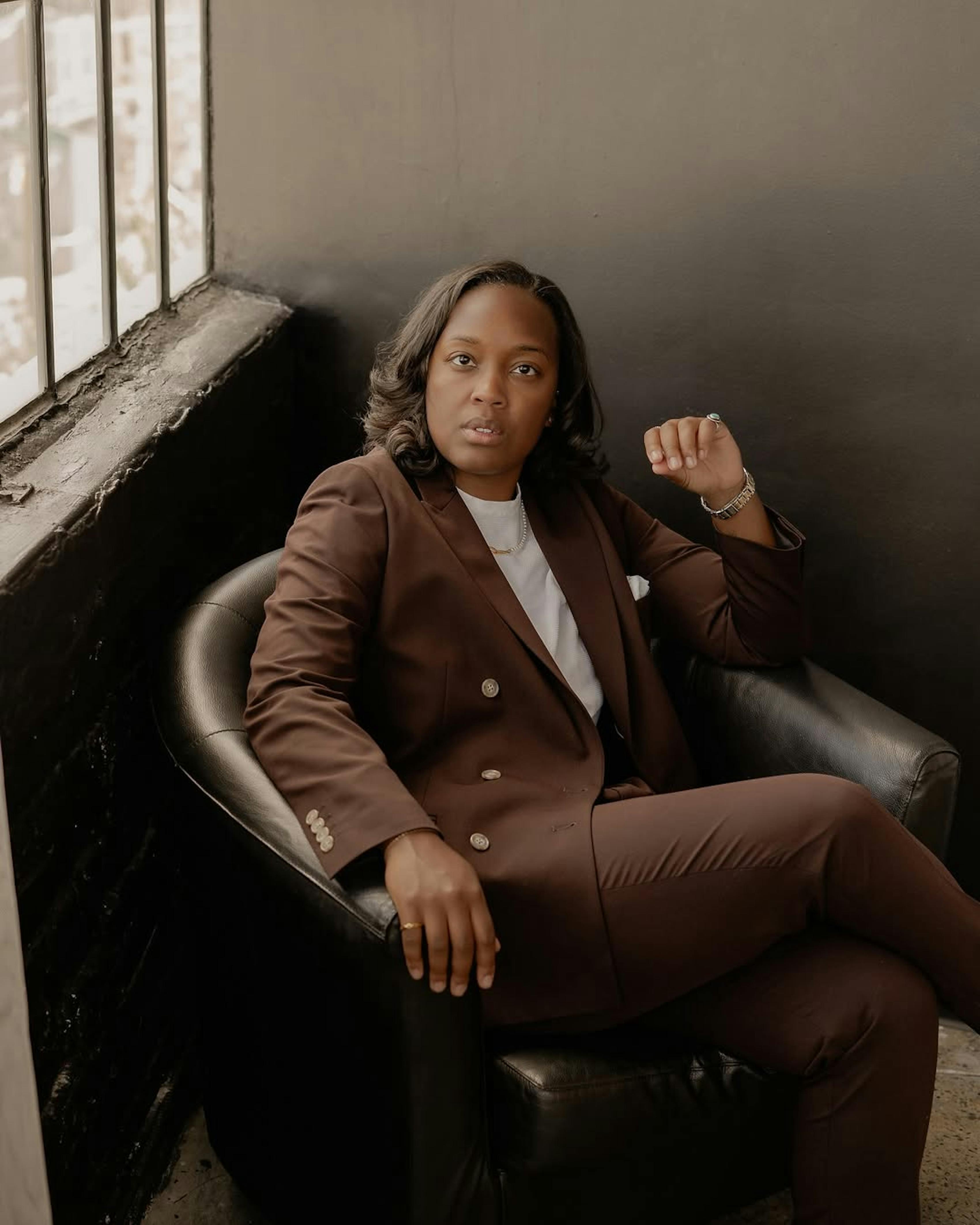 Women wearing dark brown suit and t shirt for trendy power suit style