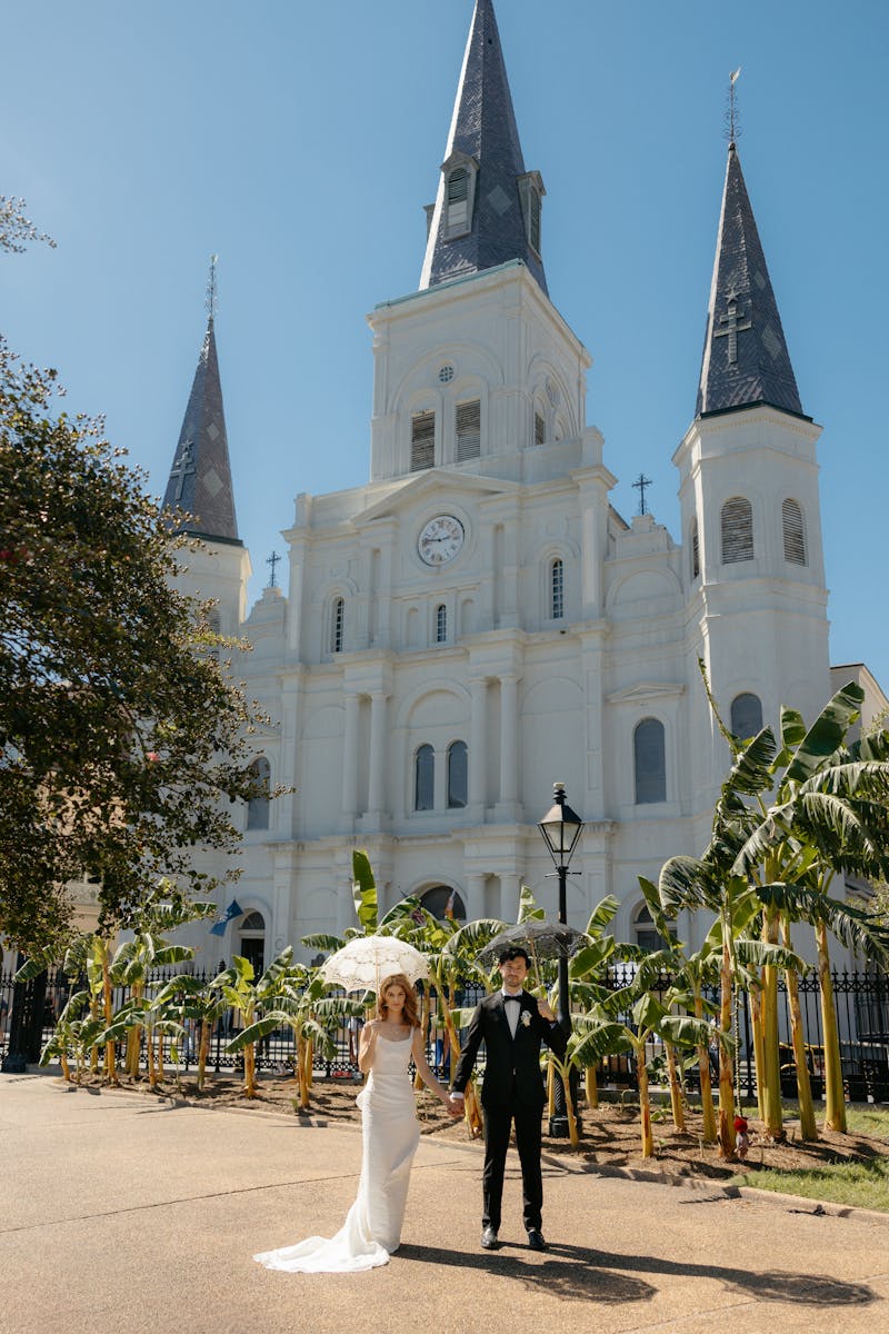 new orleans wedding photos with parasols