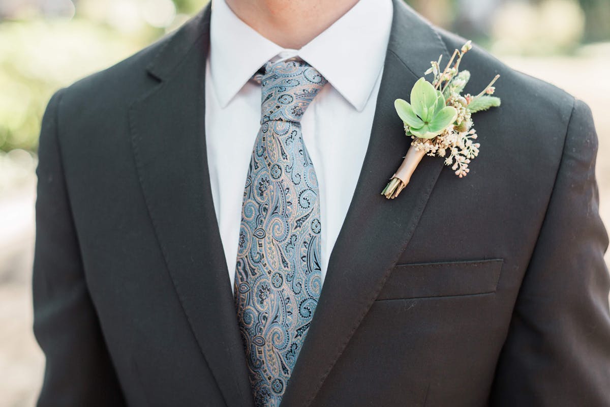 Man wearing a paisley patterned tie with a perfect tie knot 