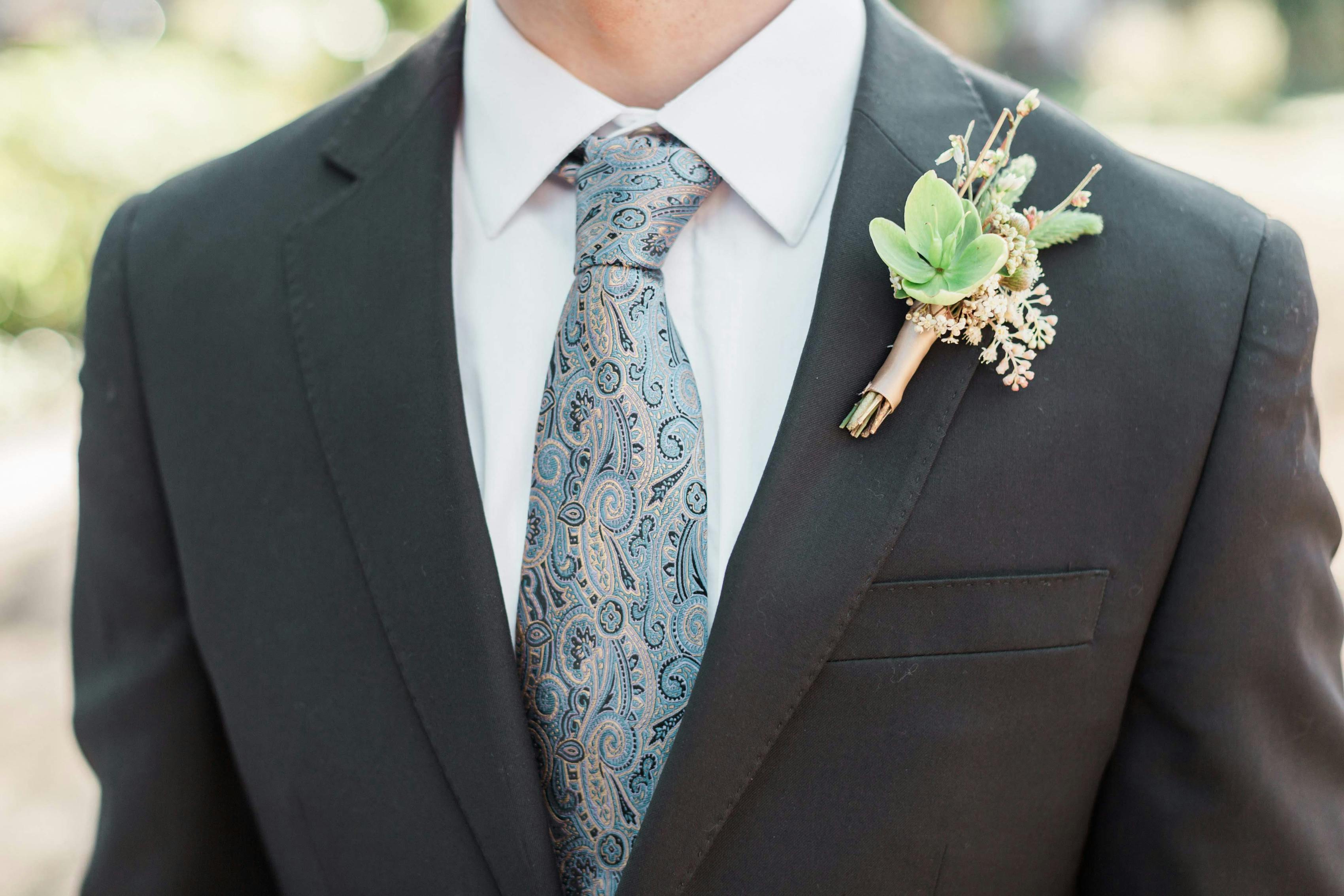 Man wearing a paisley patterned tie with a perfect tie knot