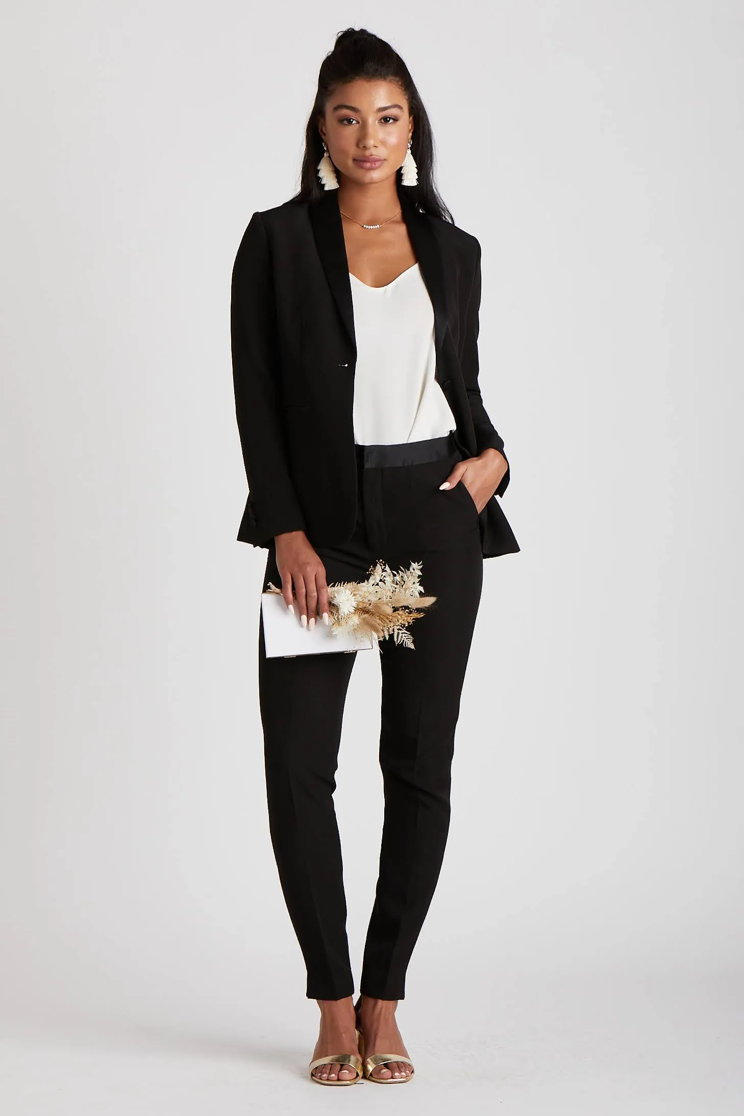 how should a suit fit a woman