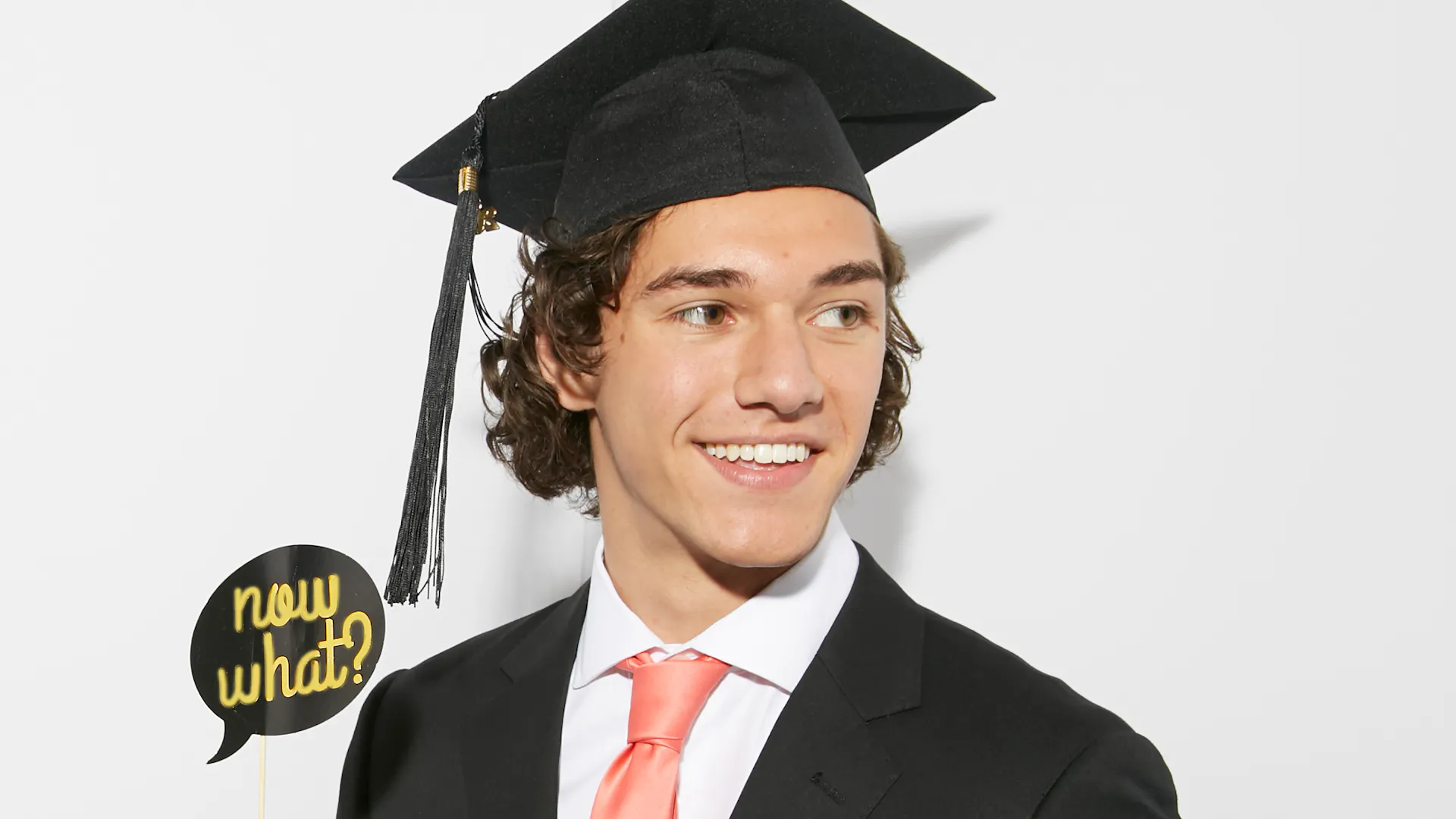 What to Wear for Graduation: A Guide to Graduation Suits & Outfits