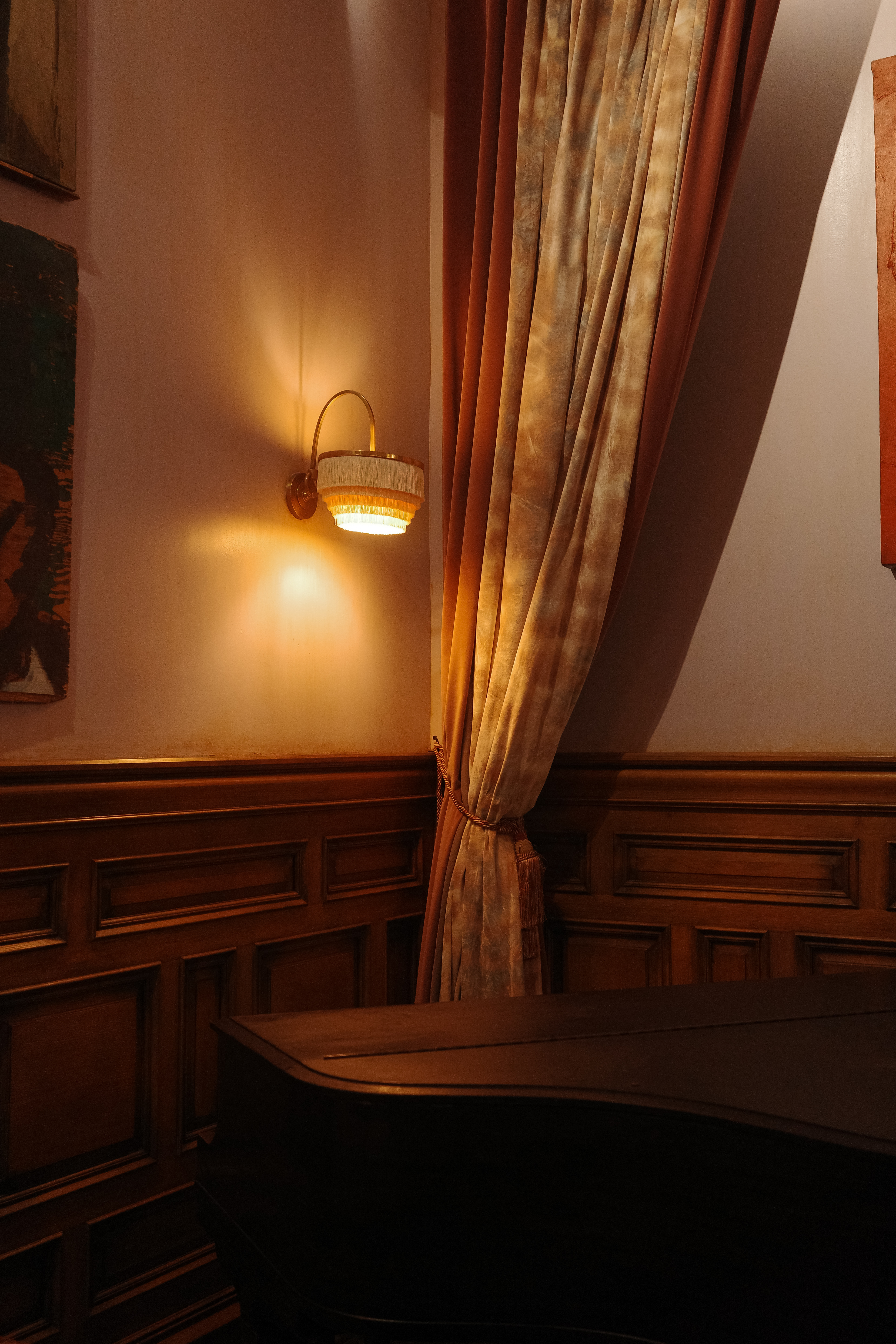 Cozy wedding venue with piano and vintage decor