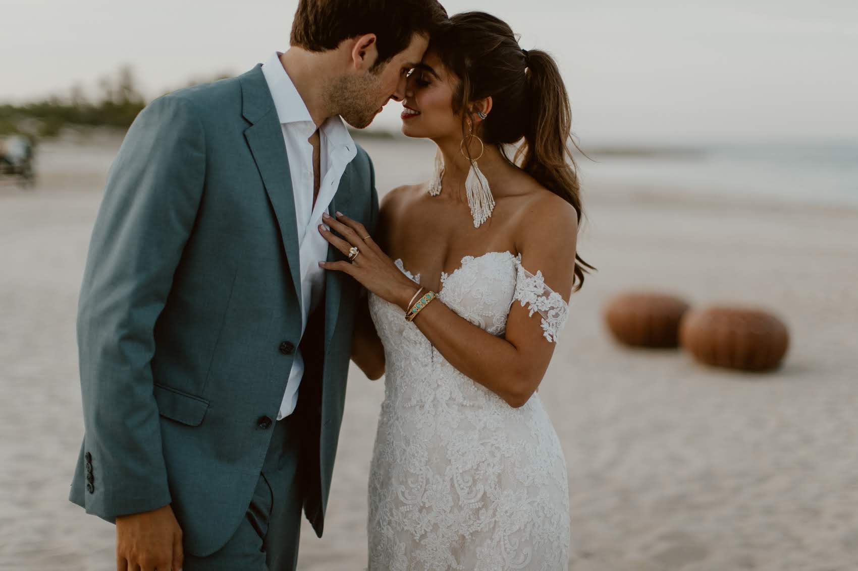 What should a groom shop wear for a beach wedding