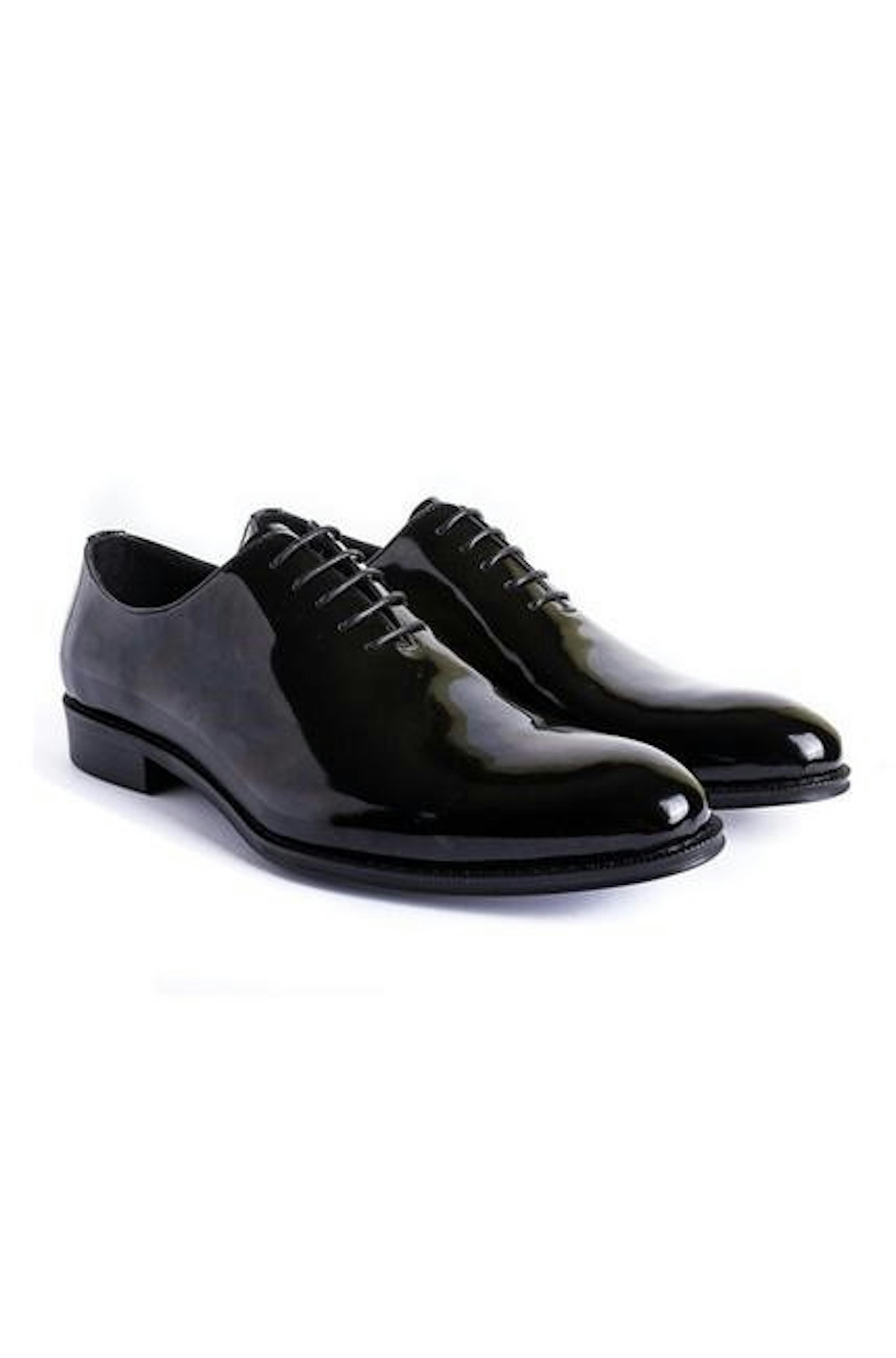 Guide to the types of shoes to wear with a tuxedo.