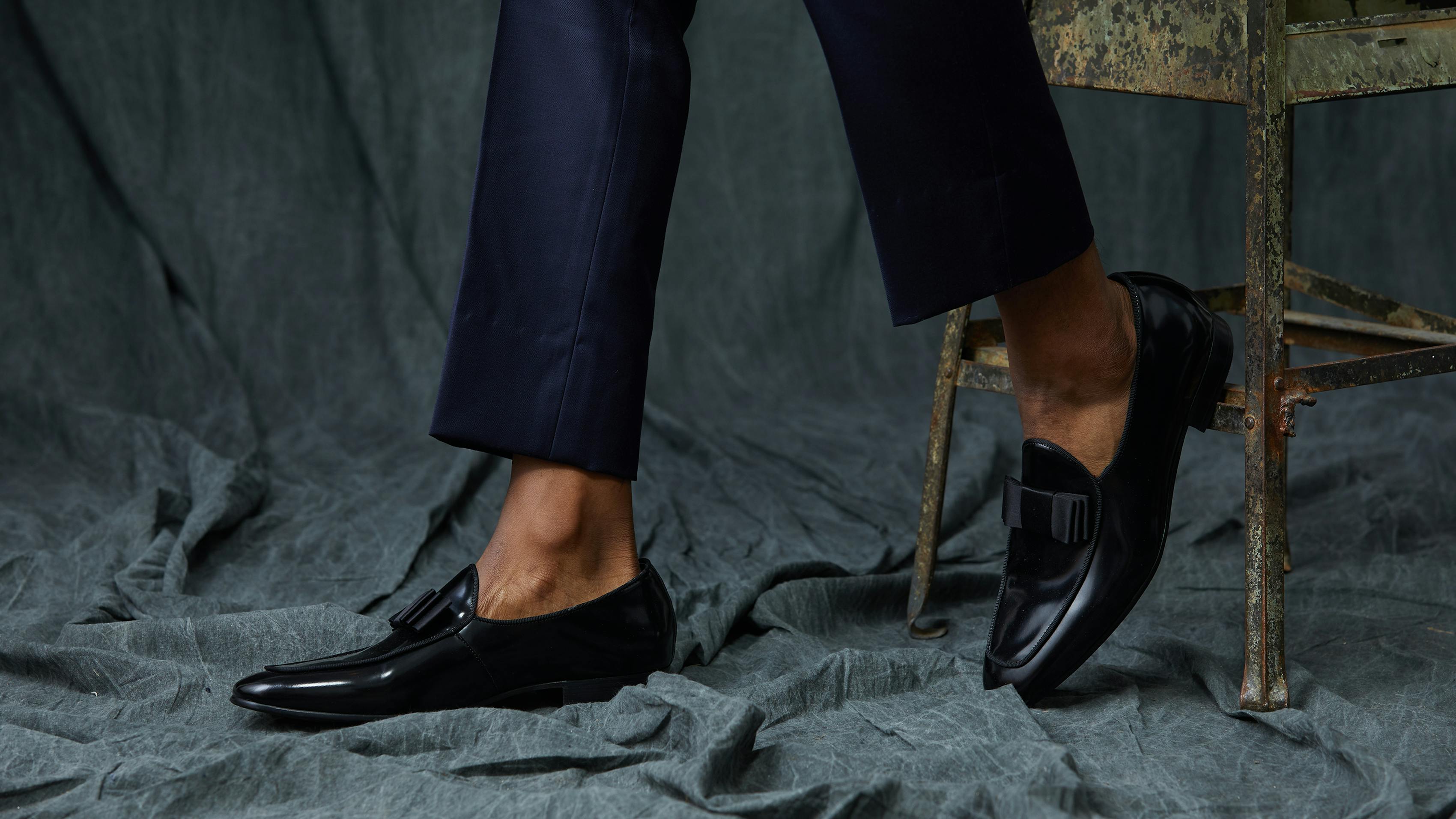 Wondering what shoes you wear with a tuxedo? Our guide to men’s tuxedo shoes covers what shoes to wear with a tuxedo.