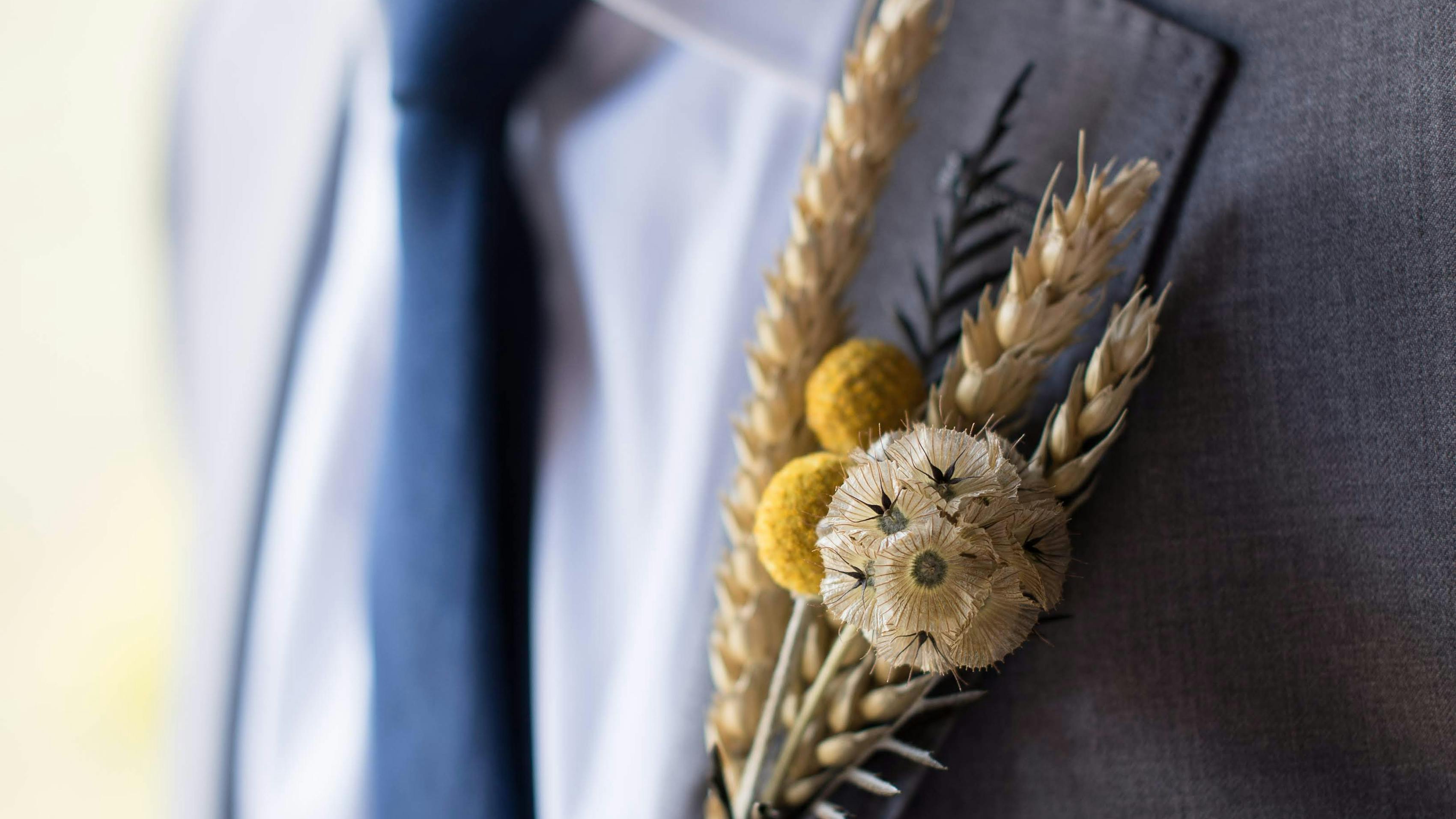 grey and yellow wedding colors