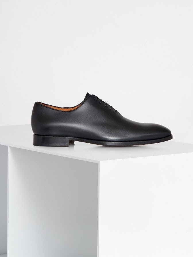 Guide to the types of shoes to wear with a tuxedo.
