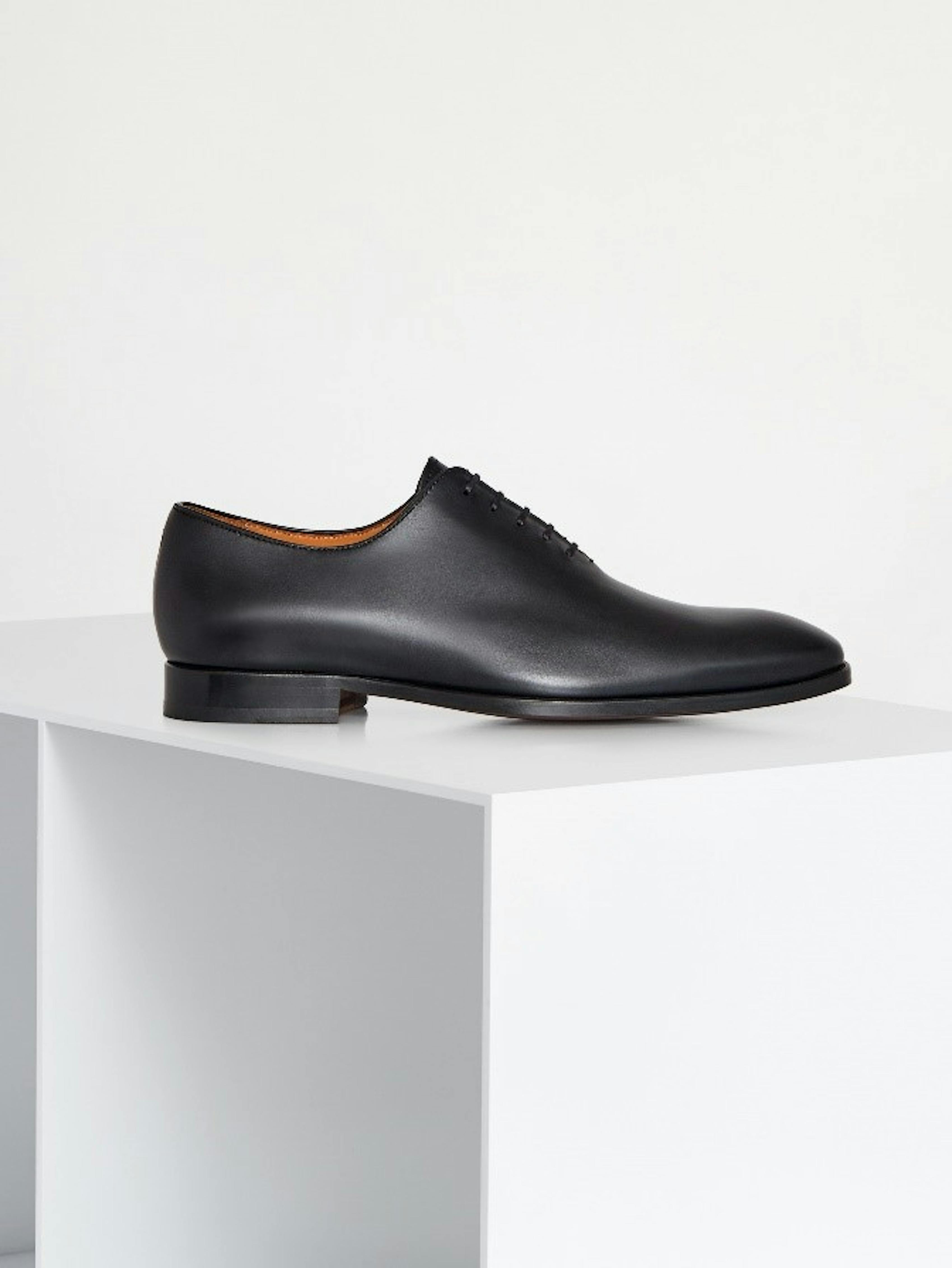 Guide to the types of shoes to wear with a tuxedo.