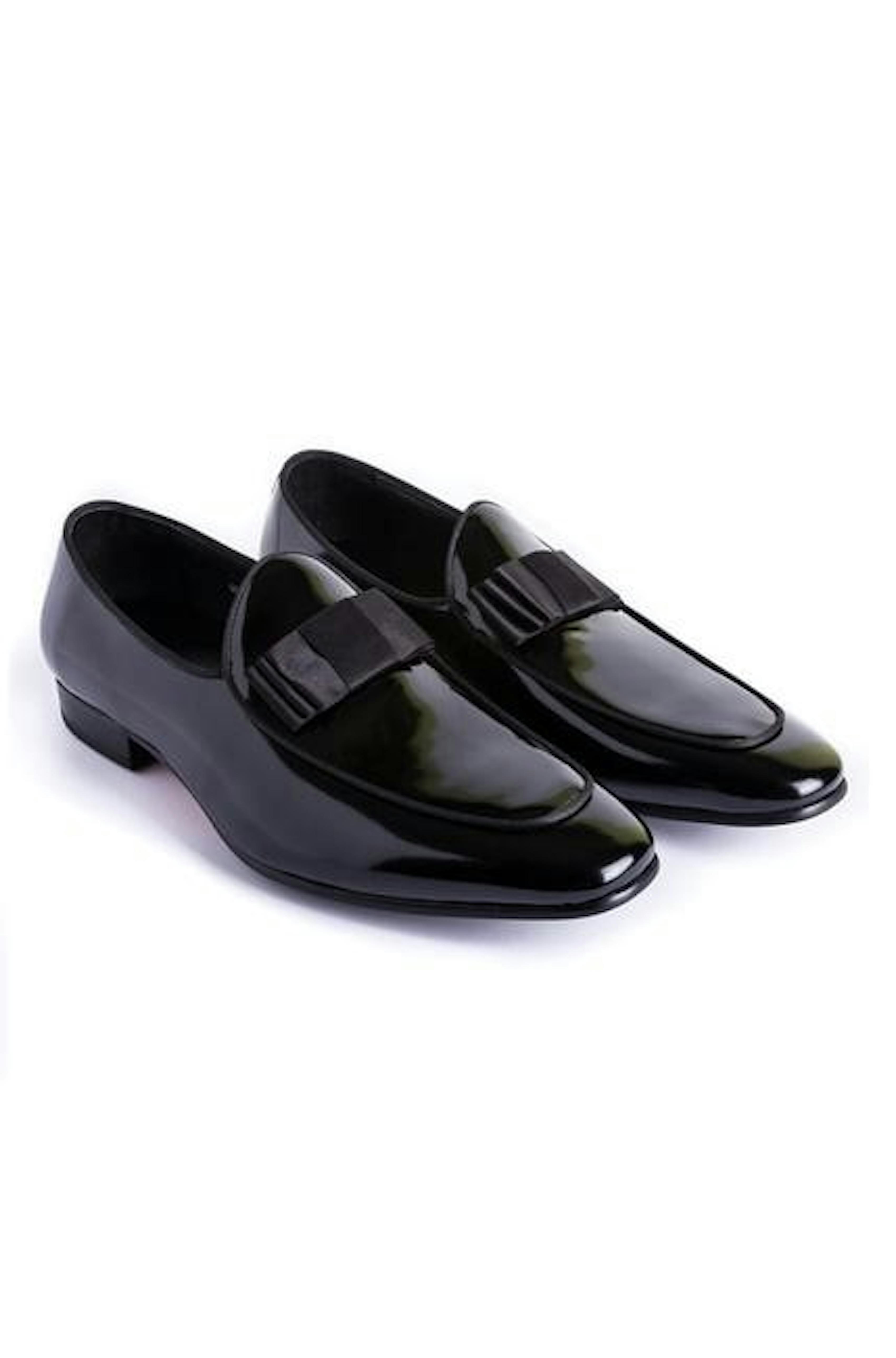 Guide to the types of shoes to wear with a tuxedo.