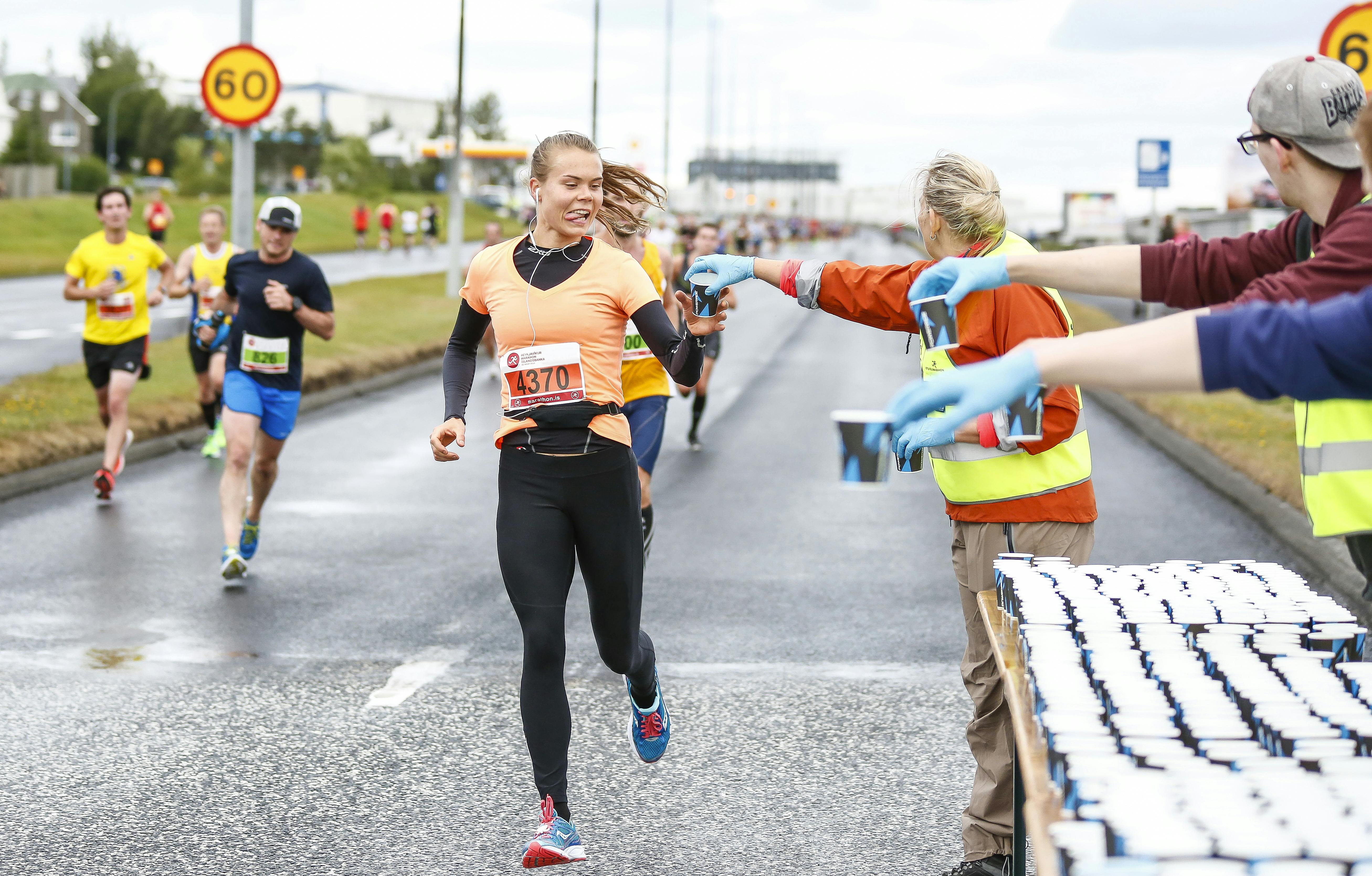 Hlauparar á Powerade drykkjarstöð